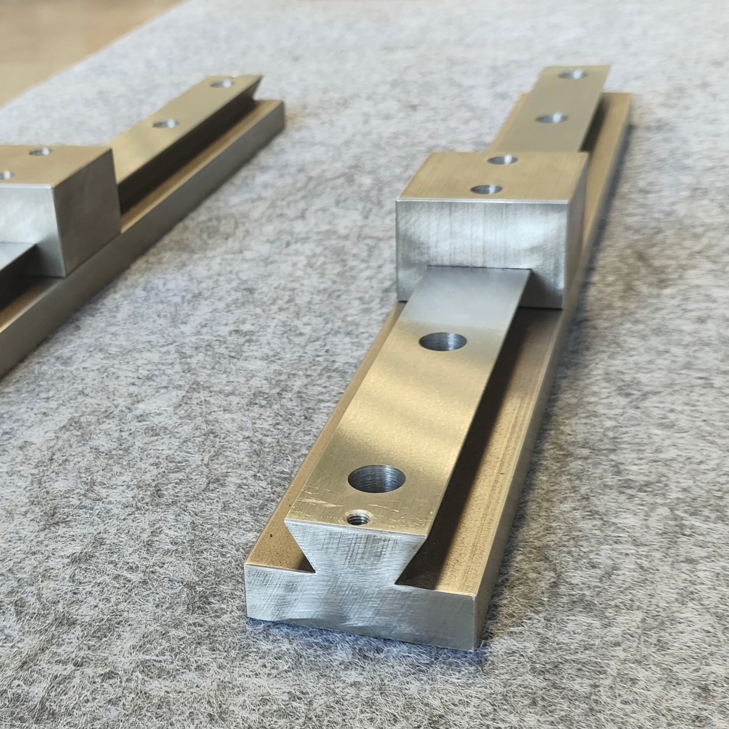 Dual-slider balanced load-bearing linear guide, circular guide conveyor line, battery cell assembly conveyor line.