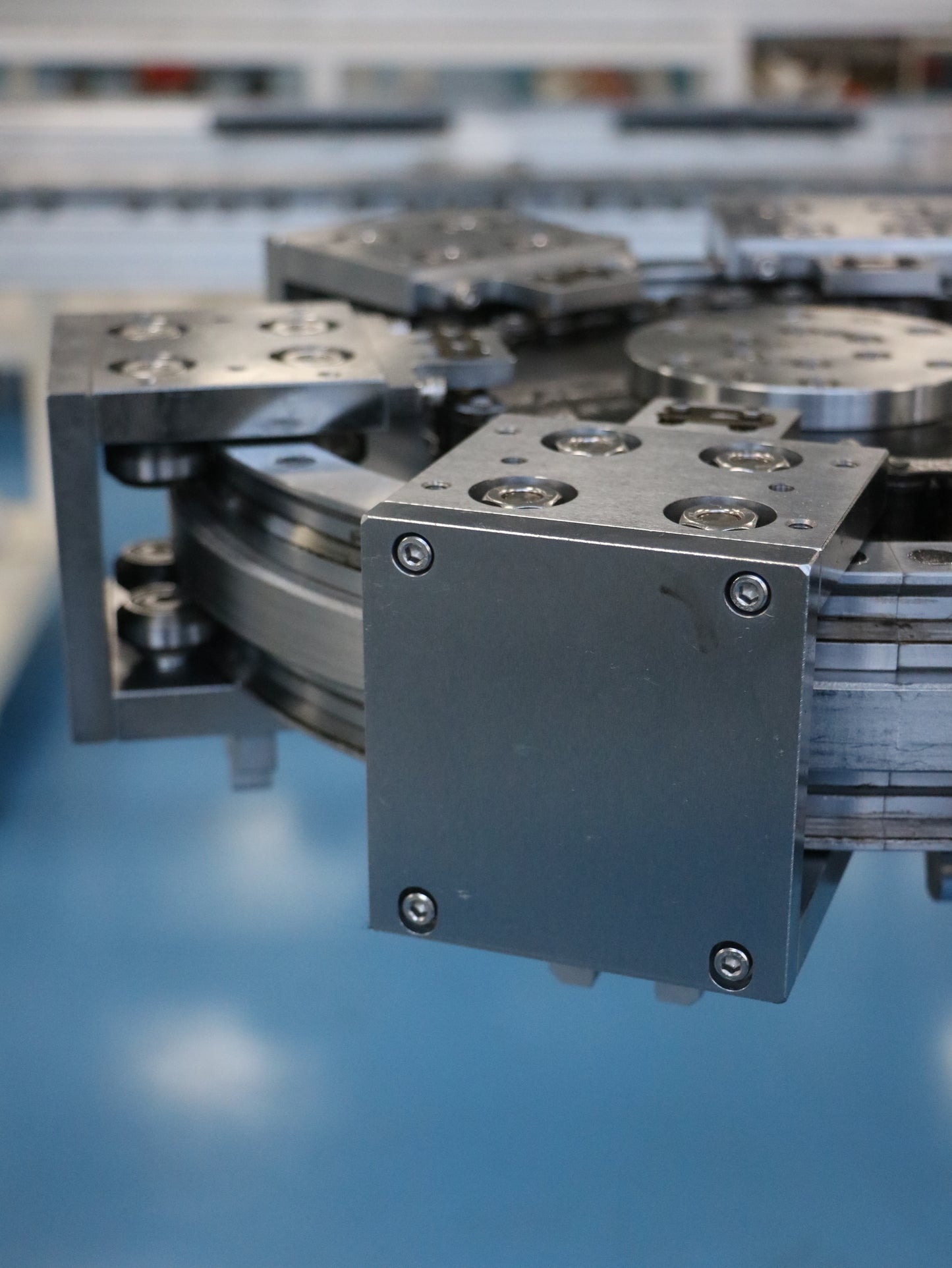 Synchronous drive linear guide, circular guide conveyor line, power bank assembly and testing production line