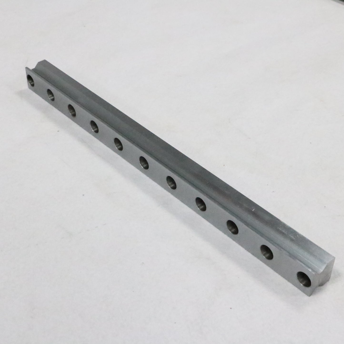 Thickened linear guide rails, circular guide rail conveyor lines, heavy-duty hardware product assembly conveyor lines