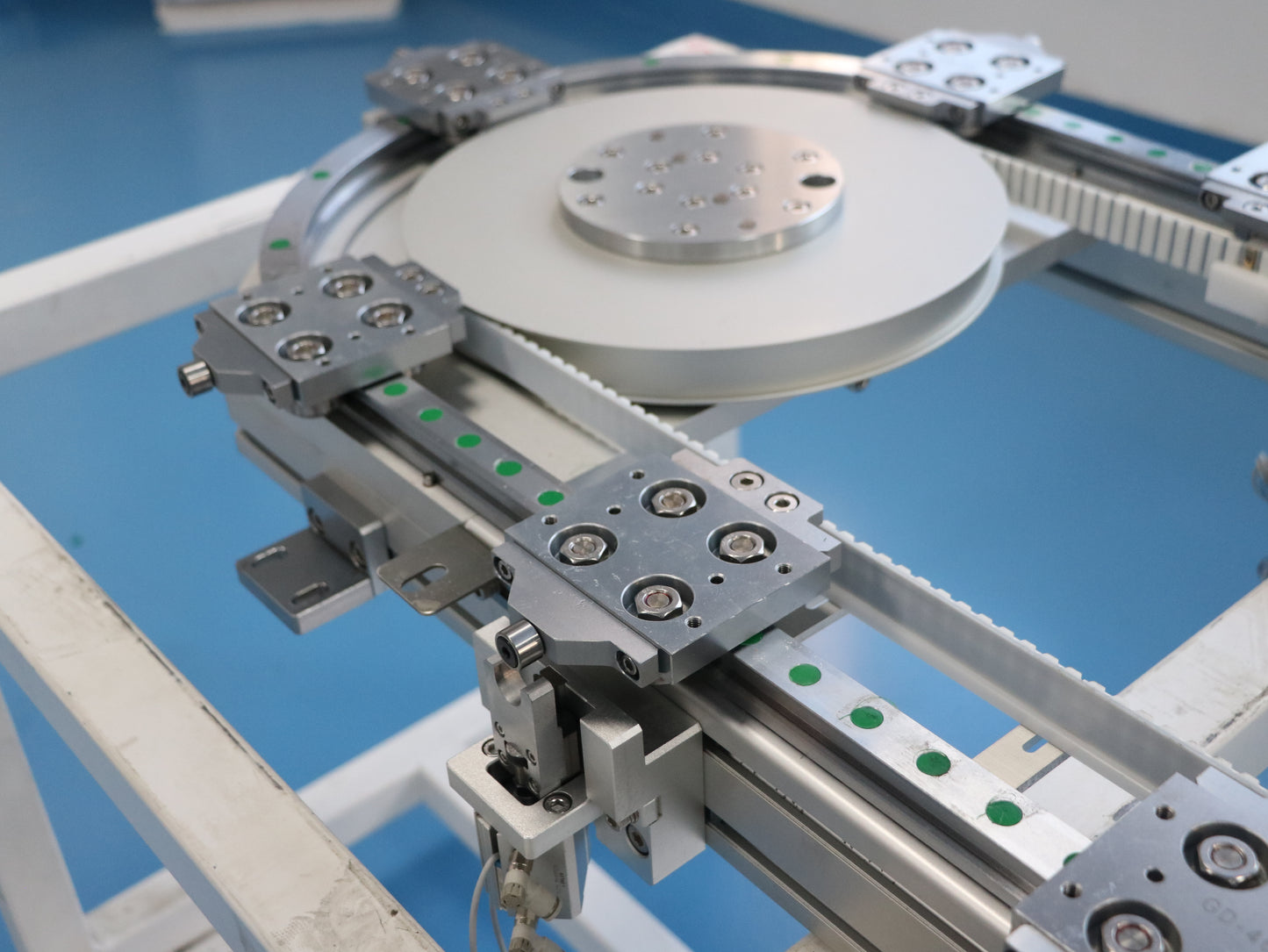 Reinforced load-bearing linear guide rails, circular guide rail conveyor lines, chassis and cabinet component conveyor lines.