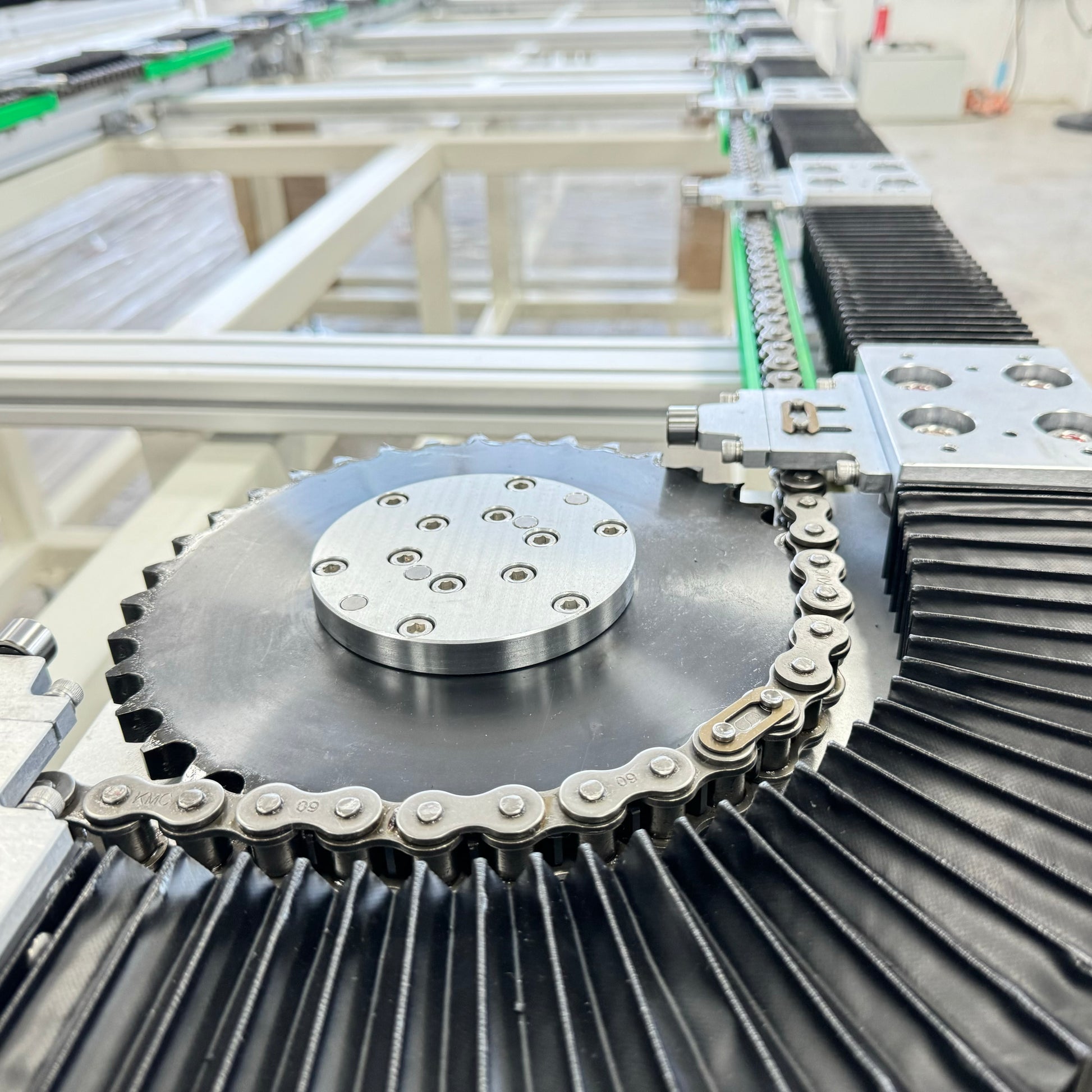 Partial rendering of chain-type rectangular transmission track system with organ cover