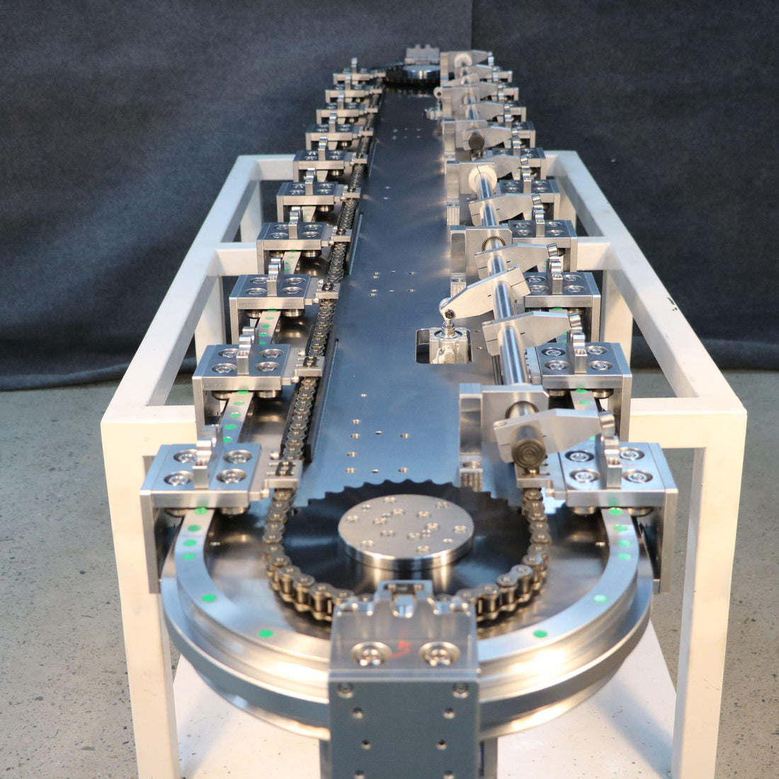 Detailed Explanation of the Adaptation and Application of Linear and Circular Guide Rails in Semiconductor Precision Production Lines