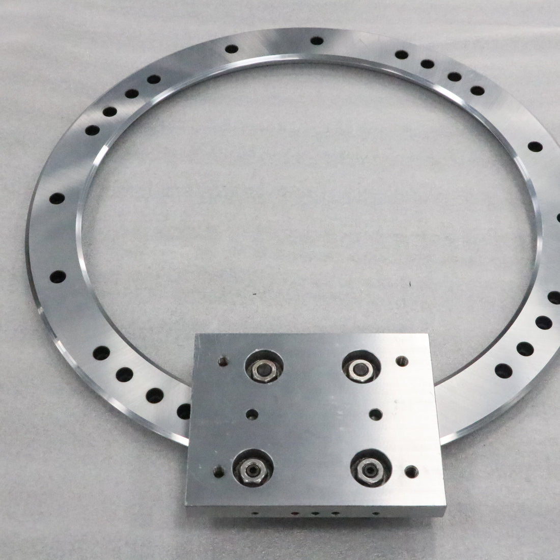 Heavy-duty long-stroke linear guides, circular guide rail conveyor lines, and large sheet metal parts conveyor lines.