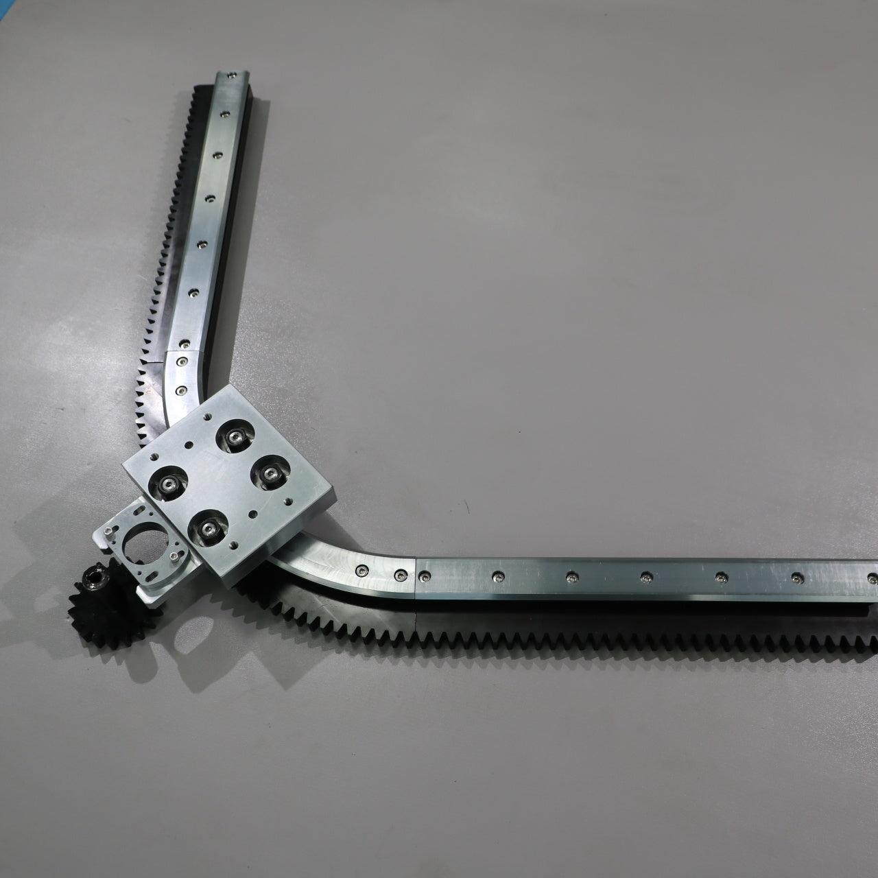 Inclined mounting adapter for linear guides, circular guide conveyor lines, and small appliance casing spraying production lines.