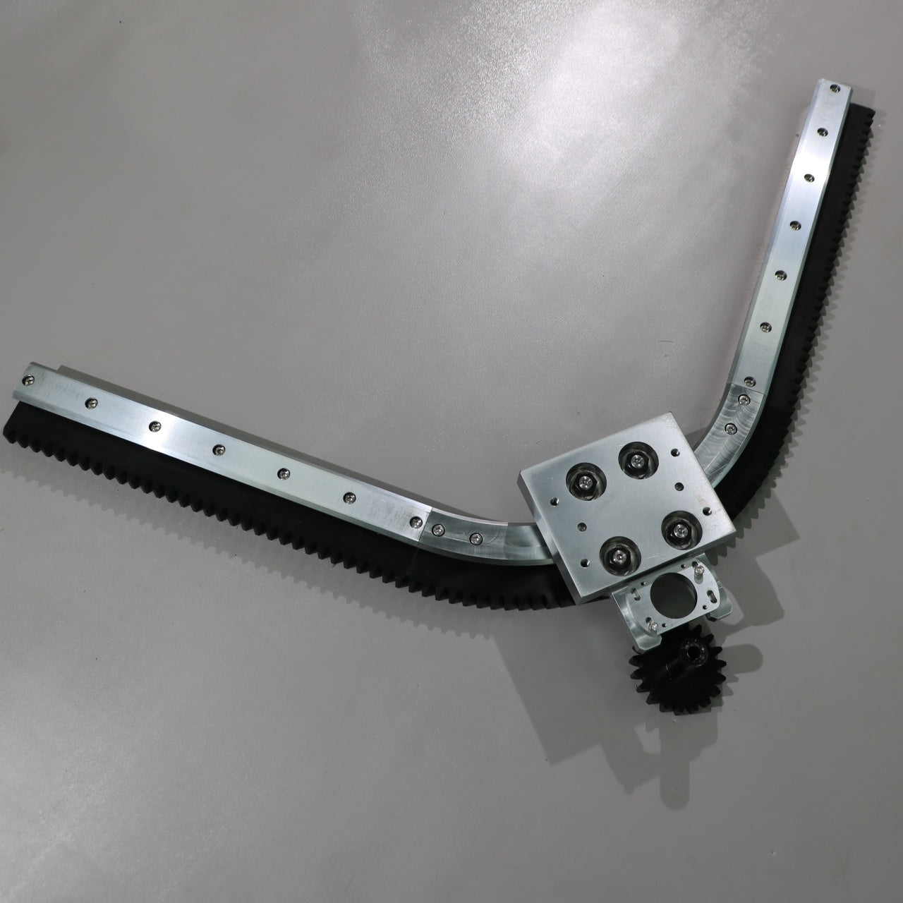 Inclined mounting adapter for linear guides, circular guide conveyor lines, and small appliance casing spraying production lines.