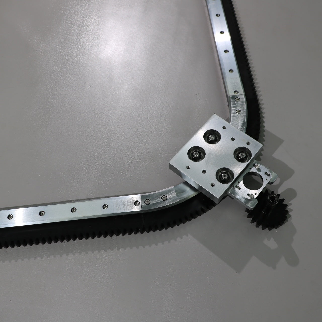 Inclined mounting adapter for linear guides, circular guide conveyor lines, and small appliance casing spraying production lines.