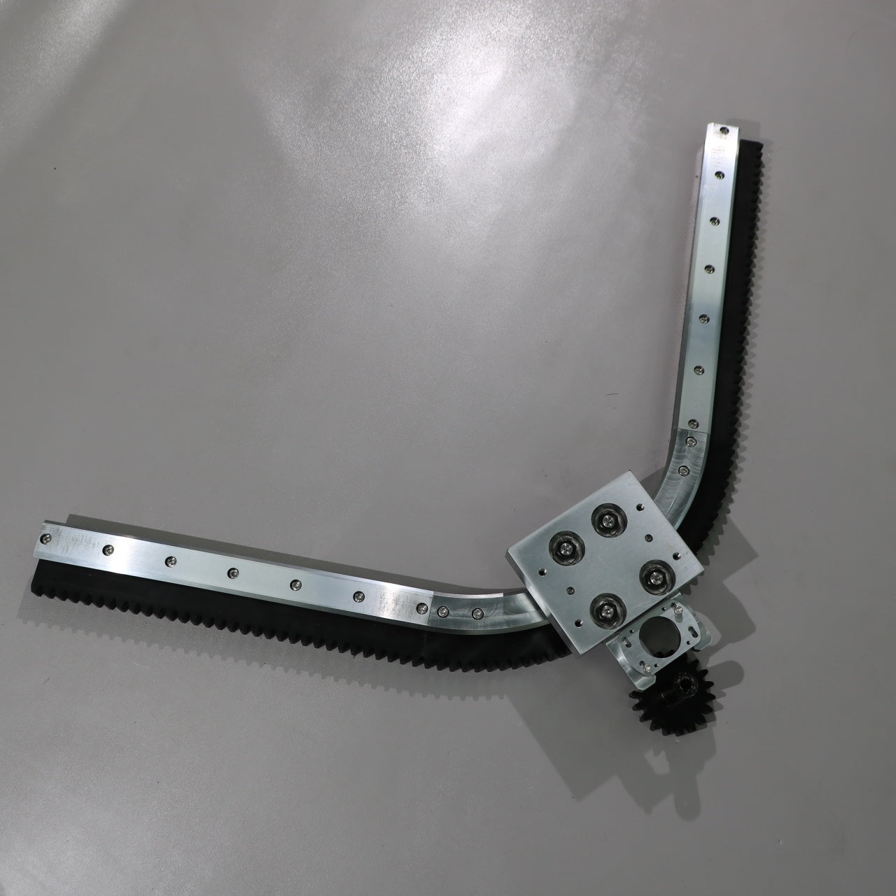 Inclined mounting adapter for linear guides, circular guide conveyor lines, and small appliance casing spraying production lines.