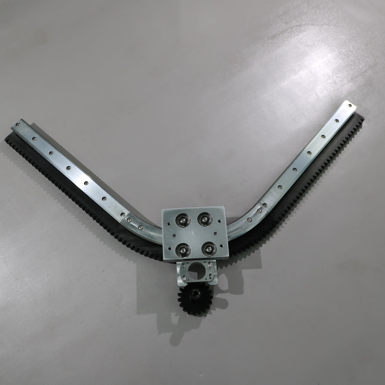Inclined mounting adapter for linear guides, circular guide conveyor lines, and small appliance casing spraying production lines.