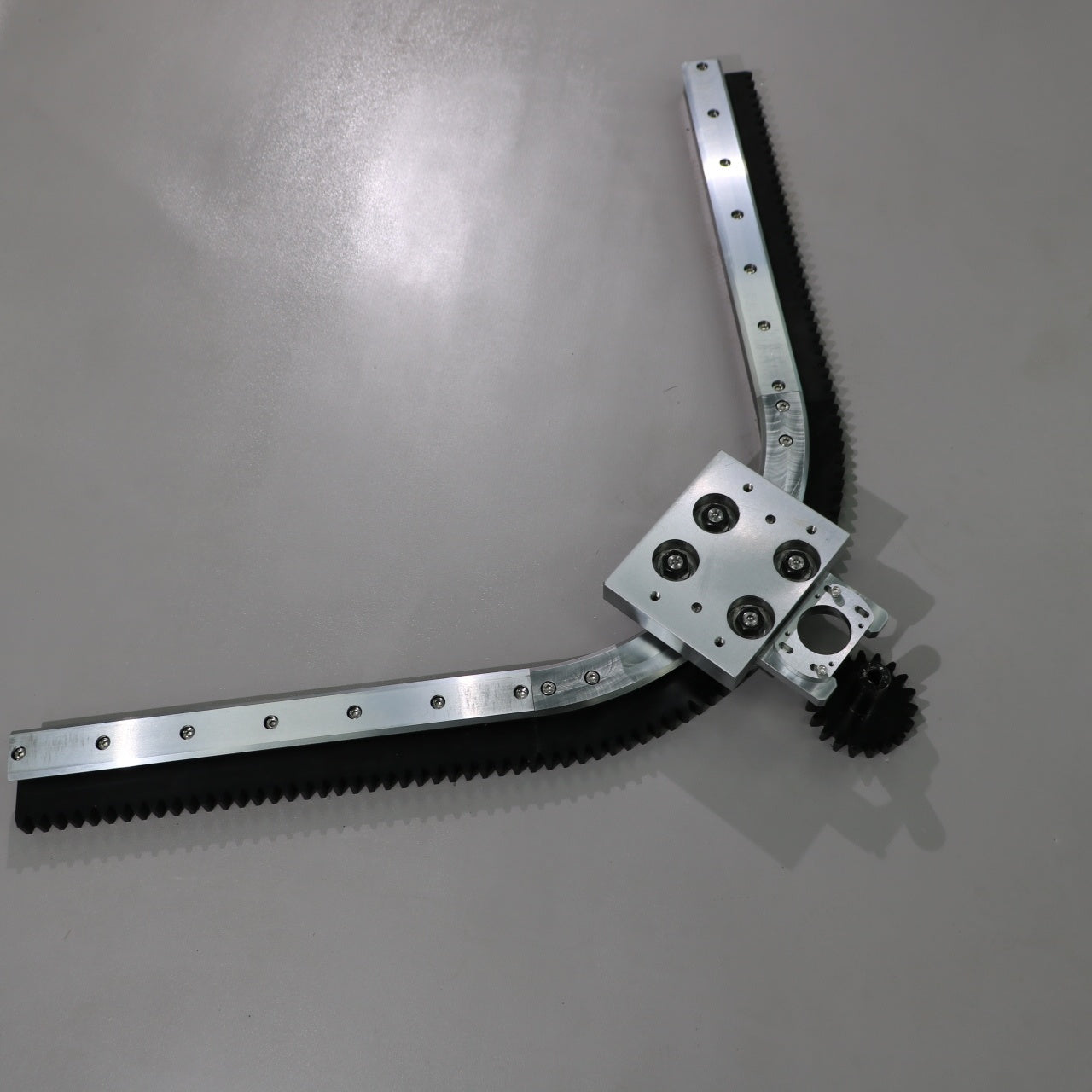 Inclined mounting adapter for linear guides, circular guide conveyor lines, and small appliance casing spraying production lines.