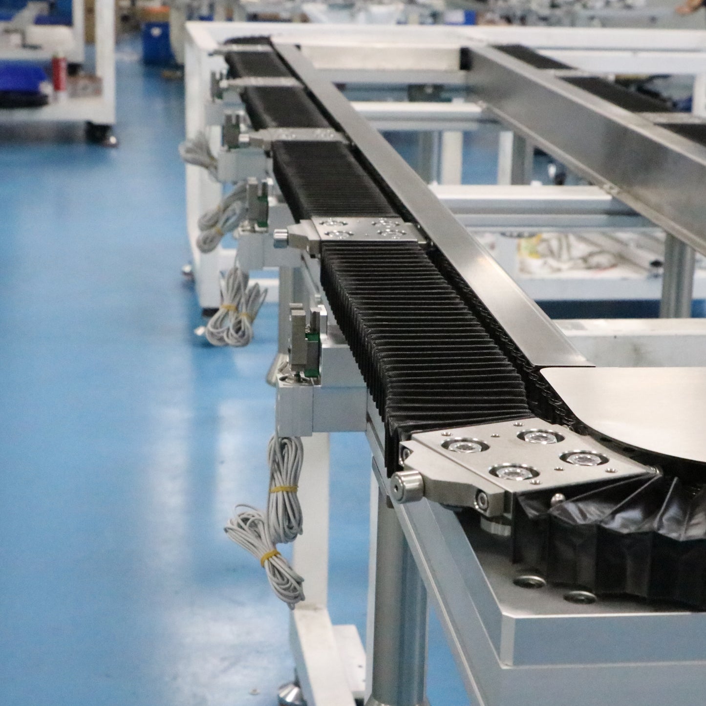 Multi-specification universal linear guide rails, circular guide rail conveyor lines, and multi-model automotive parts inspection lines.
