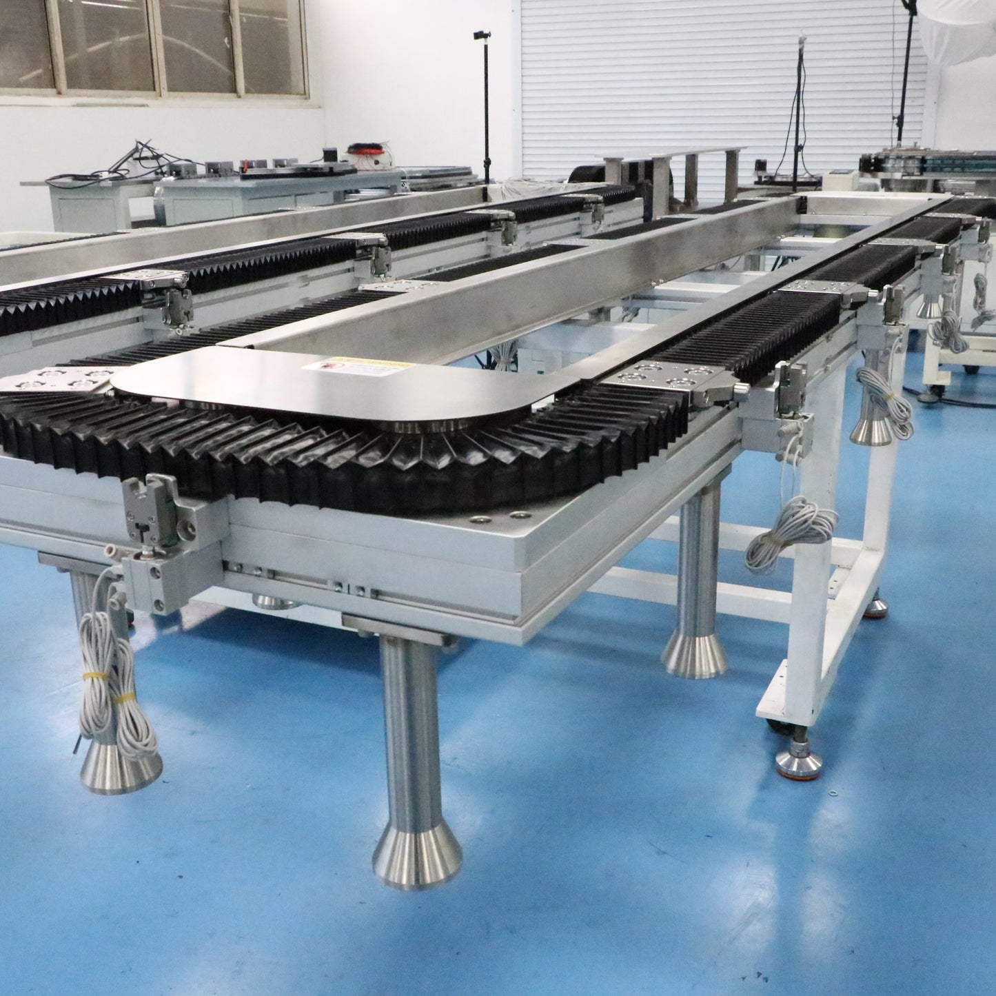Multi-specification universal linear guide rails, circular guide rail conveyor lines, and multi-model automotive parts inspection lines.