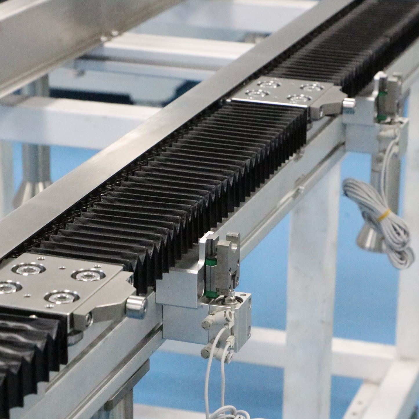 Multi-specification universal linear guide rails, circular guide rail conveyor lines, and multi-model automotive parts inspection lines.