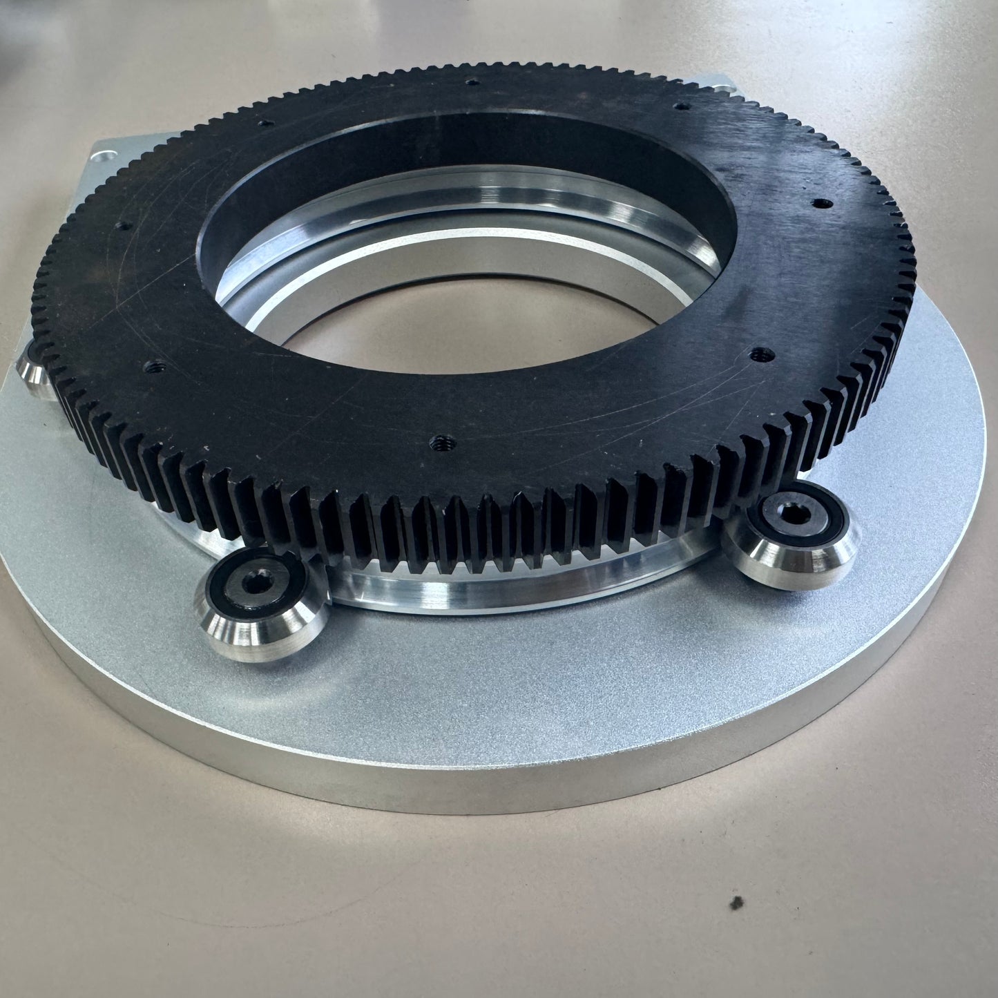 High-speed, low-consumption linear guide rails, circular guide rail conveyor lines, mobile phone casing polishing production lines.
