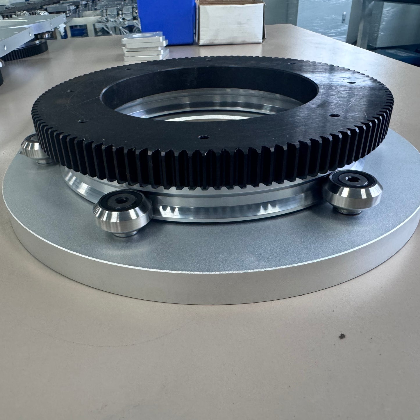 High-speed, low-consumption linear guide rails, circular guide rail conveyor lines, mobile phone casing polishing production lines.