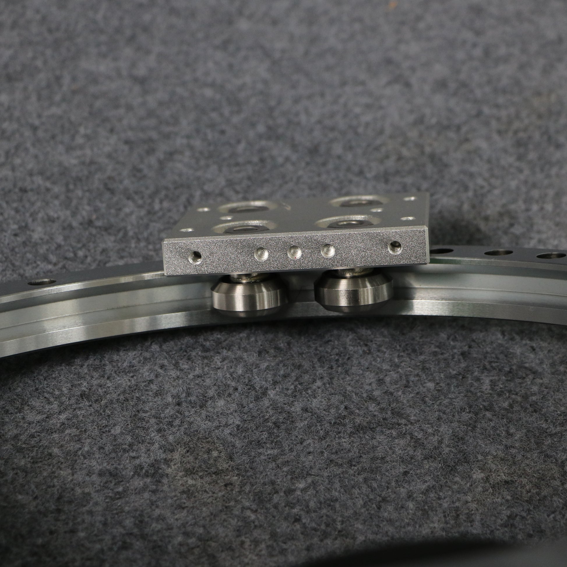 Detailed view of curved guide rail slider