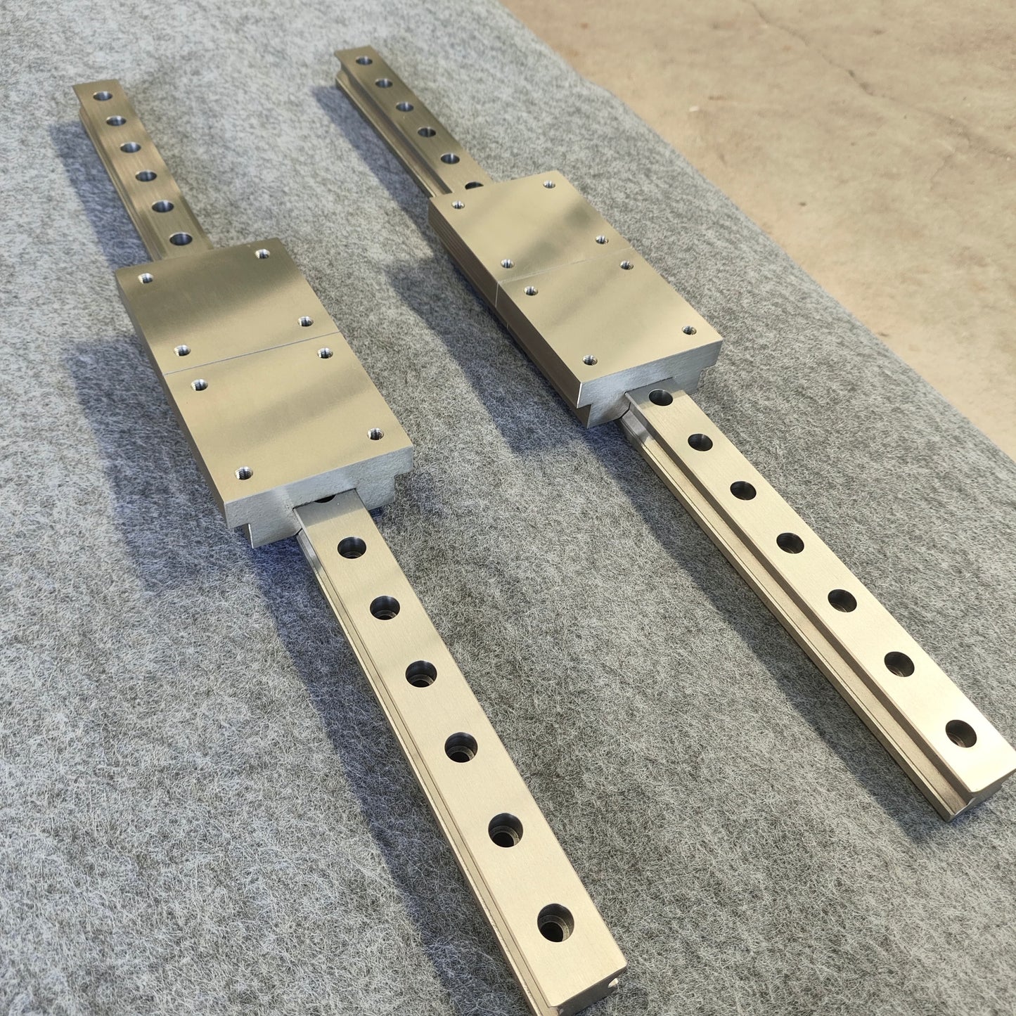 Vertical side-mounted linear guide rail, circular guide rail conveyor line, vertical tooling fixture circulating conveyor line