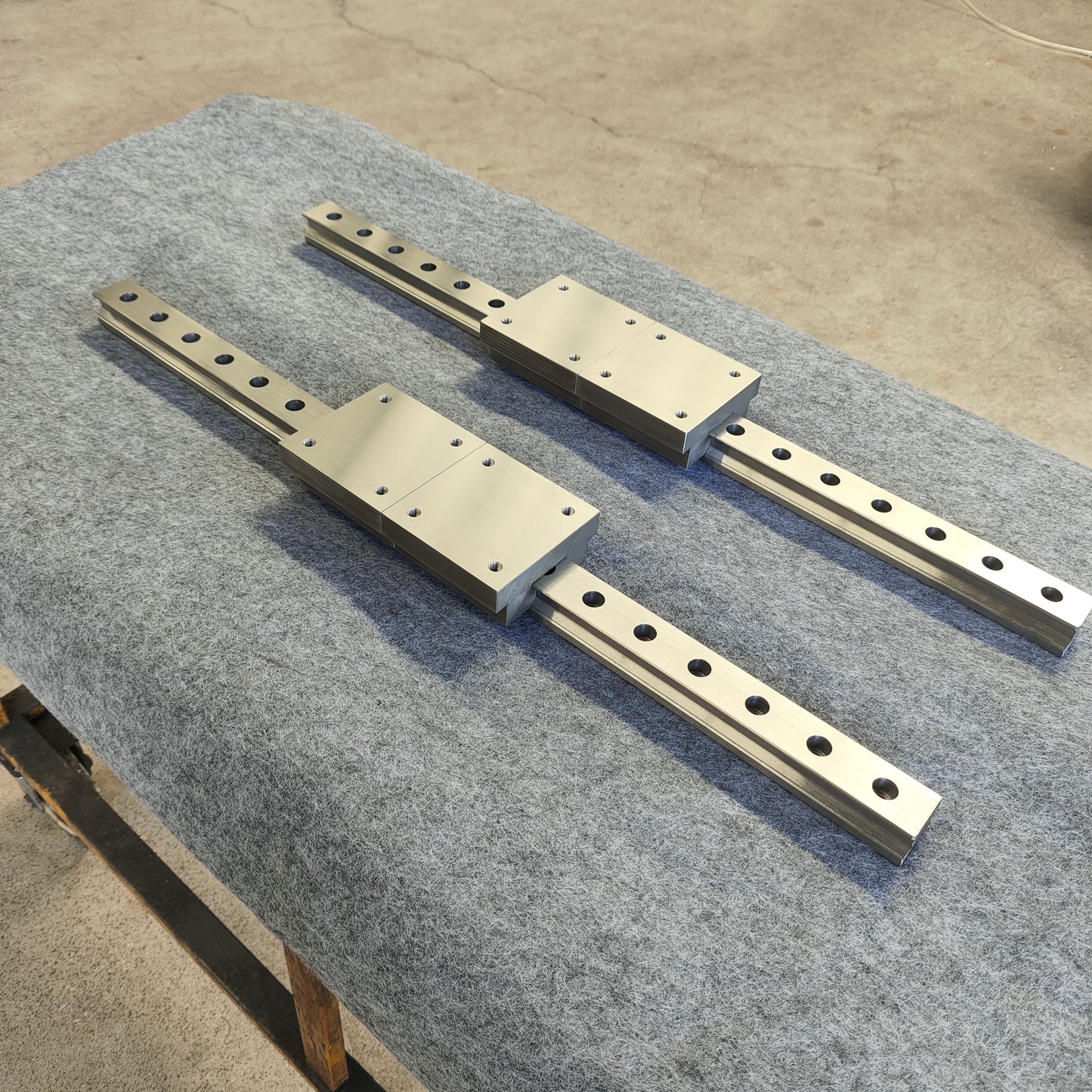 Vertical side-mounted linear guide rail, circular guide rail conveyor line, vertical tooling fixture circulating conveyor line