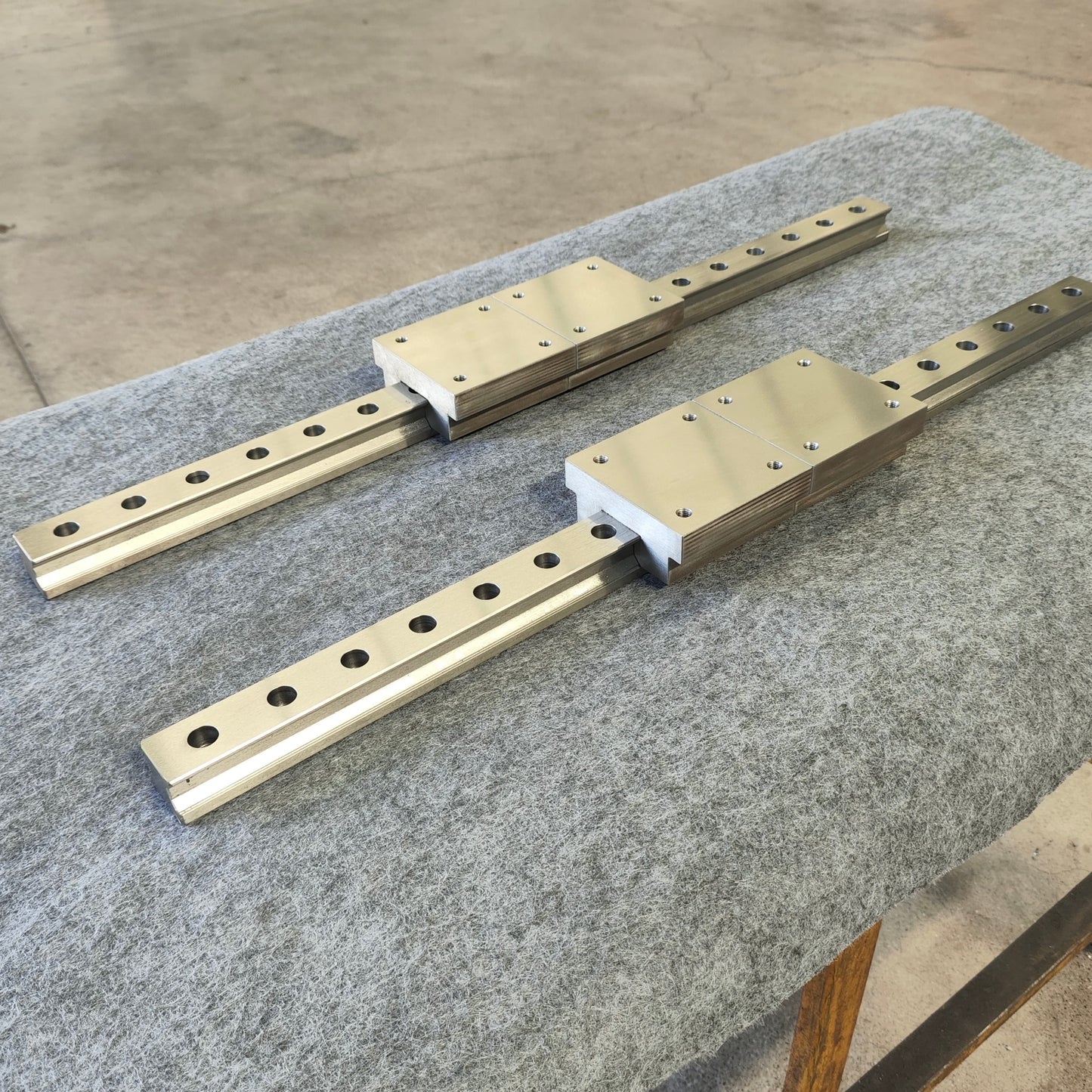 Vertical side-mounted linear guide rail, circular guide rail conveyor line, vertical tooling fixture circulating conveyor line