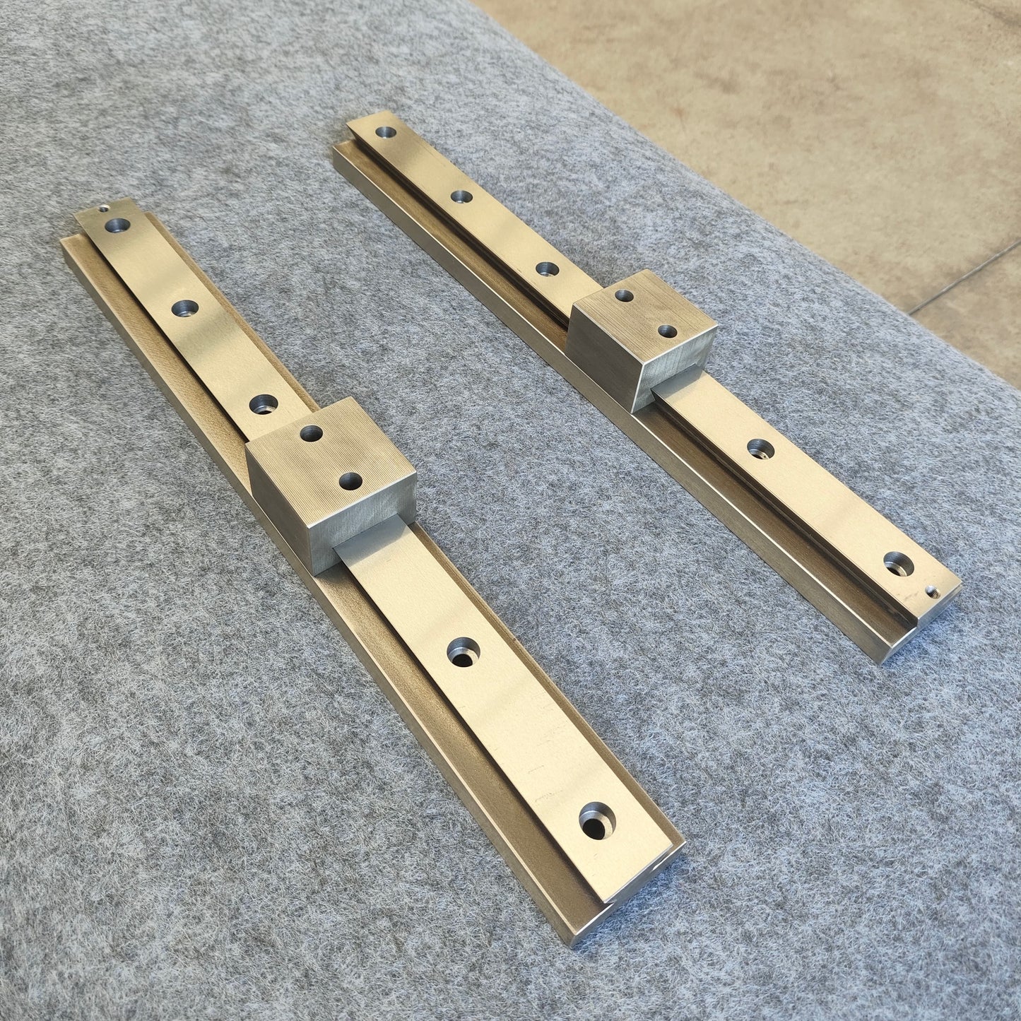 Dual-slider balanced load-bearing linear guide, circular guide conveyor line, battery cell assembly conveyor line.
