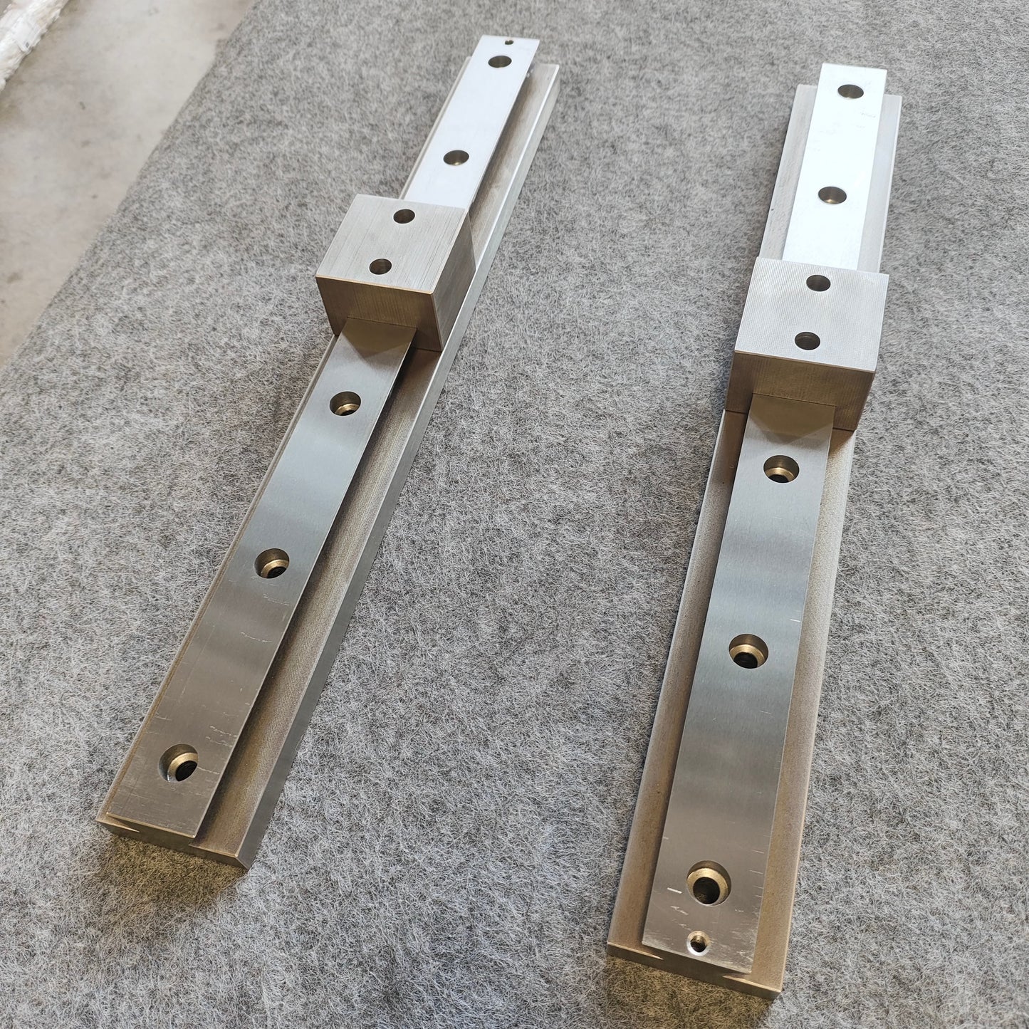 Dual-slider balanced load-bearing linear guide, circular guide conveyor line, battery cell assembly conveyor line.
