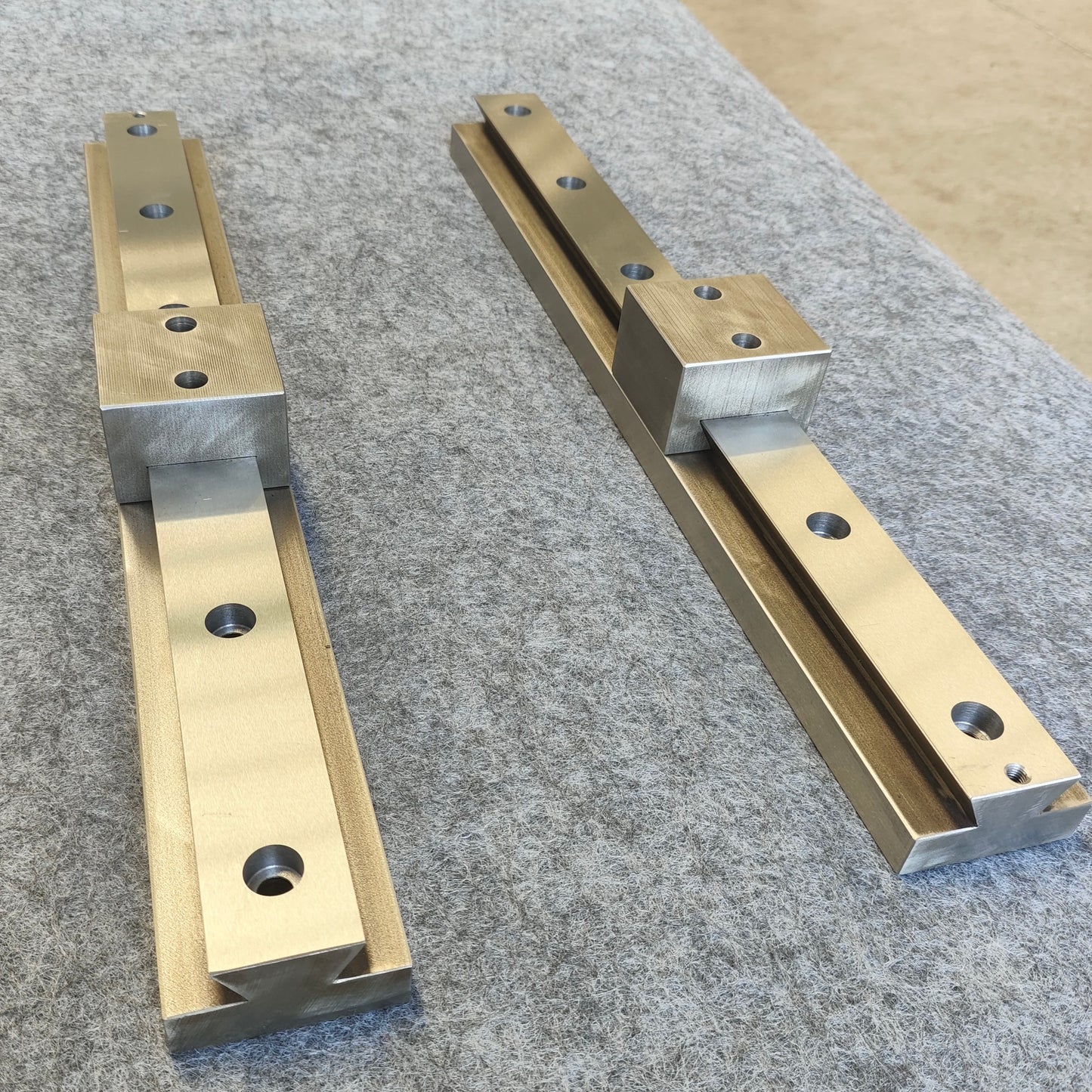 Dual-slider balanced load-bearing linear guide, circular guide conveyor line, battery cell assembly conveyor line.