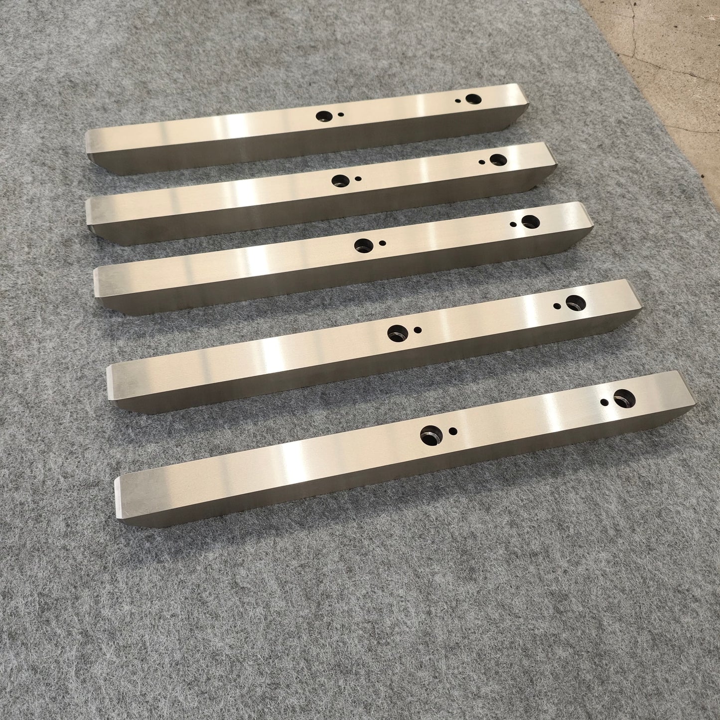 Outdoor all-weather linear guide rail, circular guide rail conveyor line, outdoor charging pile accessory production line