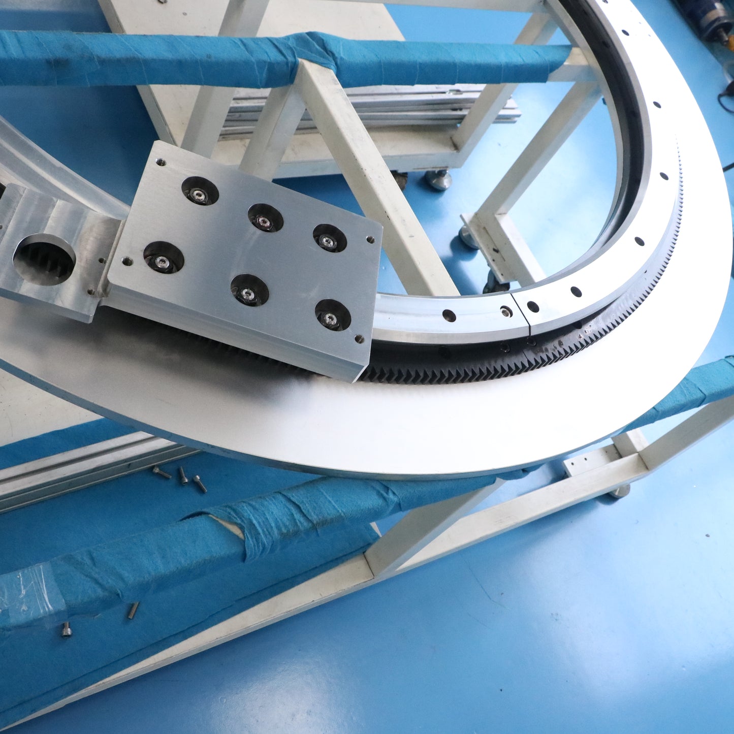Top-mounted linear guide rails, circular guide rail conveyor lines, top-suspended workpiece conveyor lines