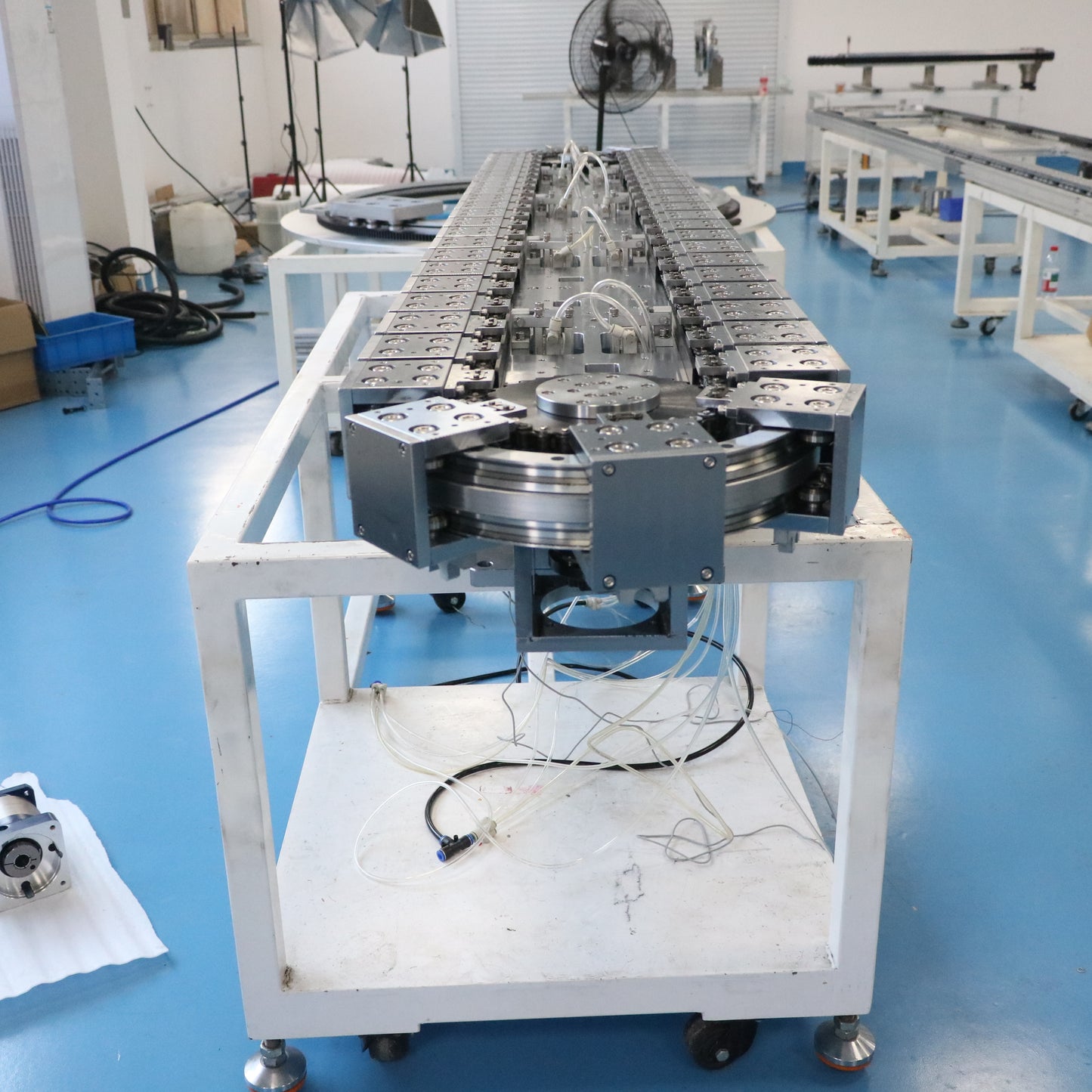 Synchronous drive linear guide, circular guide conveyor line, power bank assembly and testing production line