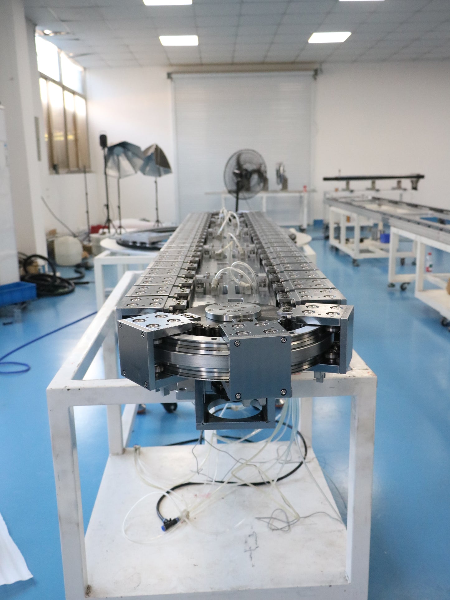 Synchronous drive linear guide, circular guide conveyor line, power bank assembly and testing production line