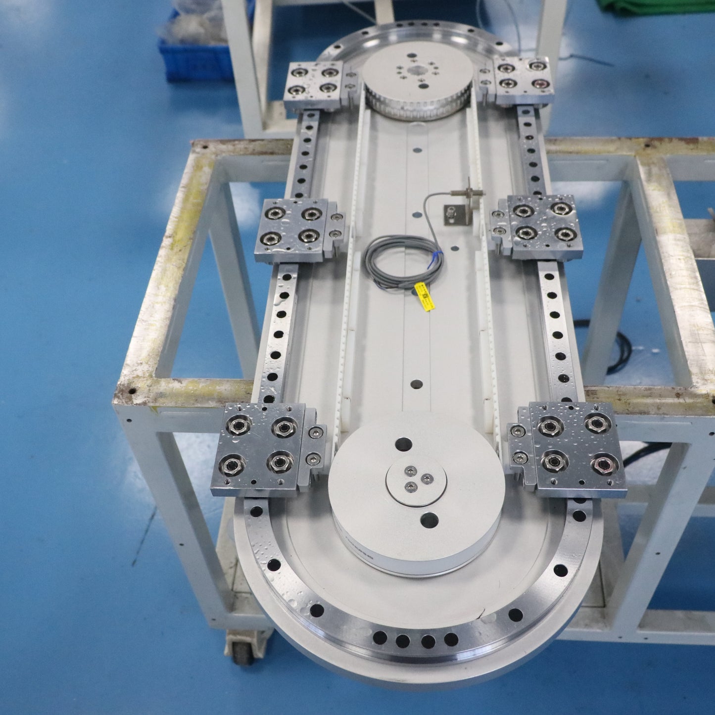 Curved linear guide rails, circular guide rail conveyor lines, and irregular workpiece processing and assembly lines.