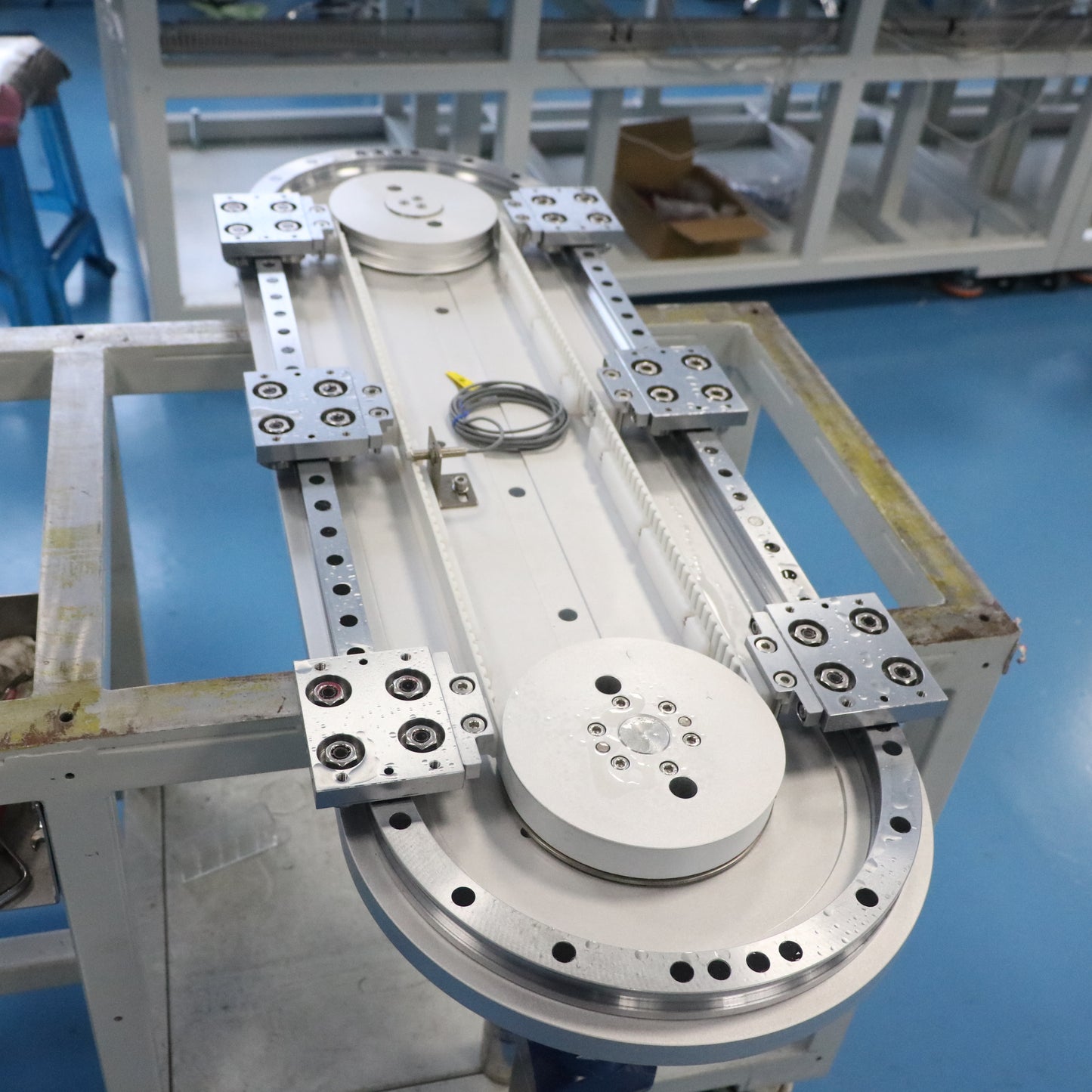 Curved linear guide rails, circular guide rail conveyor lines, and irregular workpiece processing and assembly lines.