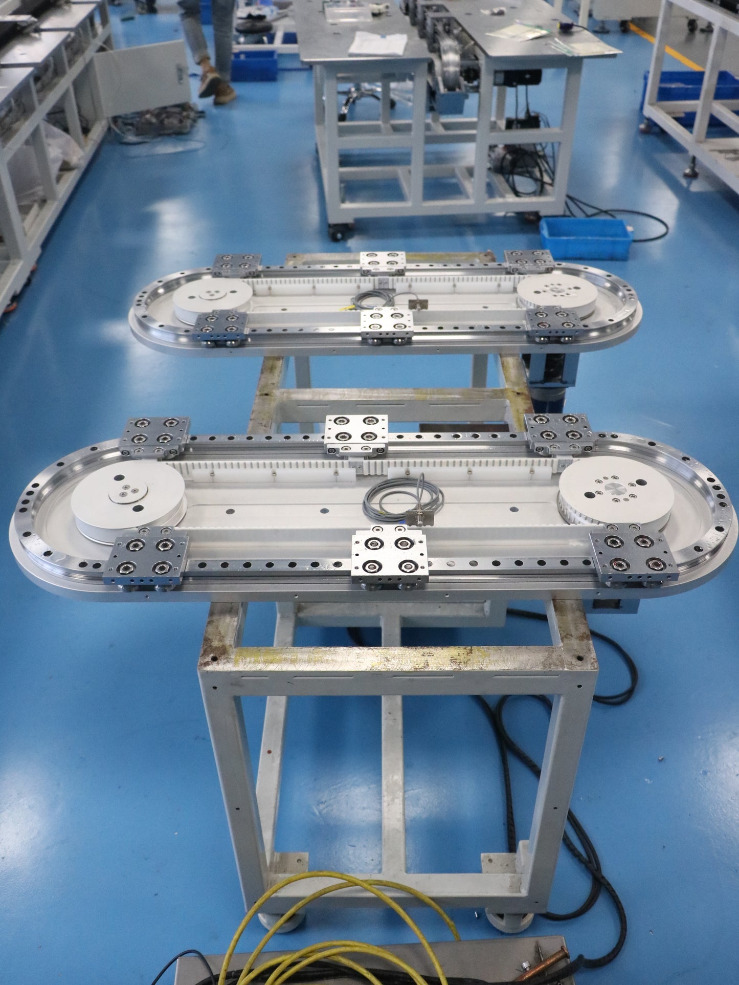 Curved linear guide rails, circular guide rail conveyor lines, and irregular workpiece processing and assembly lines.