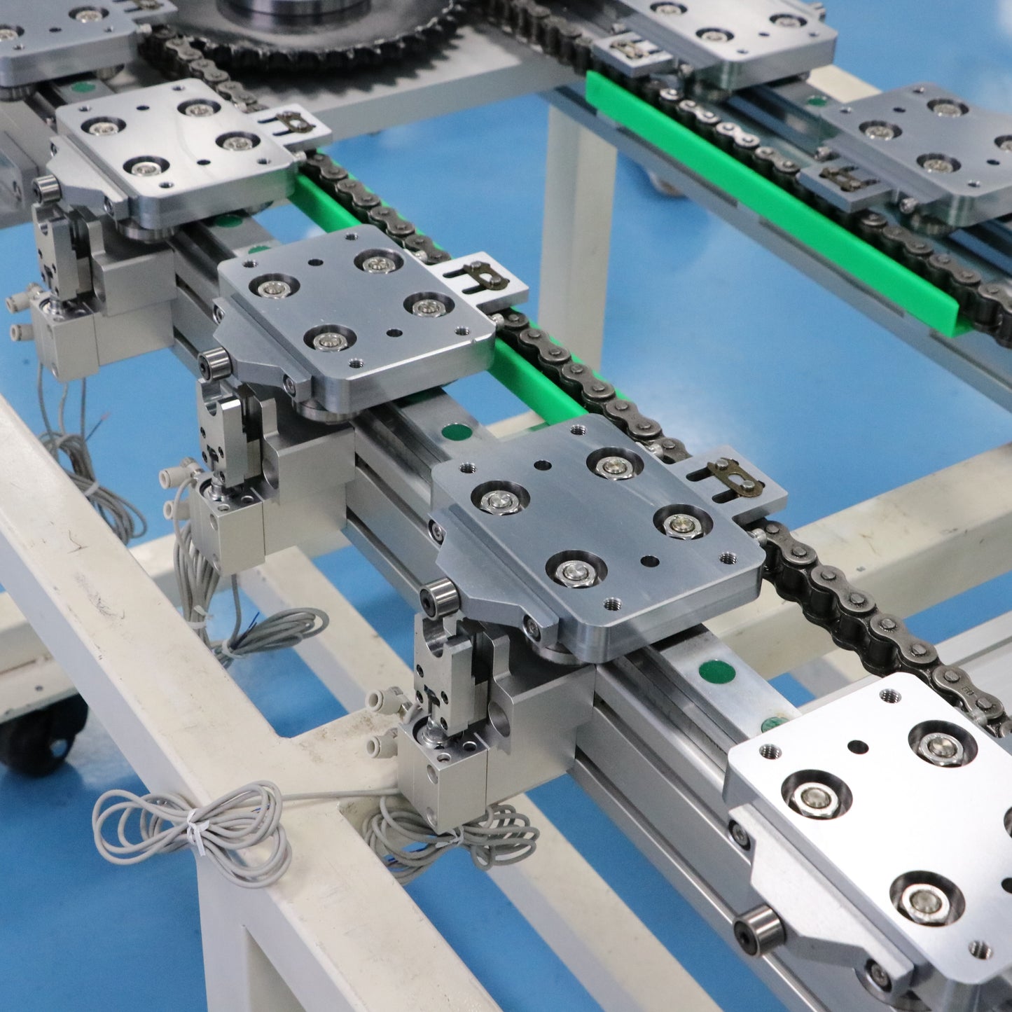 Telescopic adjustable linear guide rails, circular guide rail conveyor lines, and non-standard parts assembly lines.