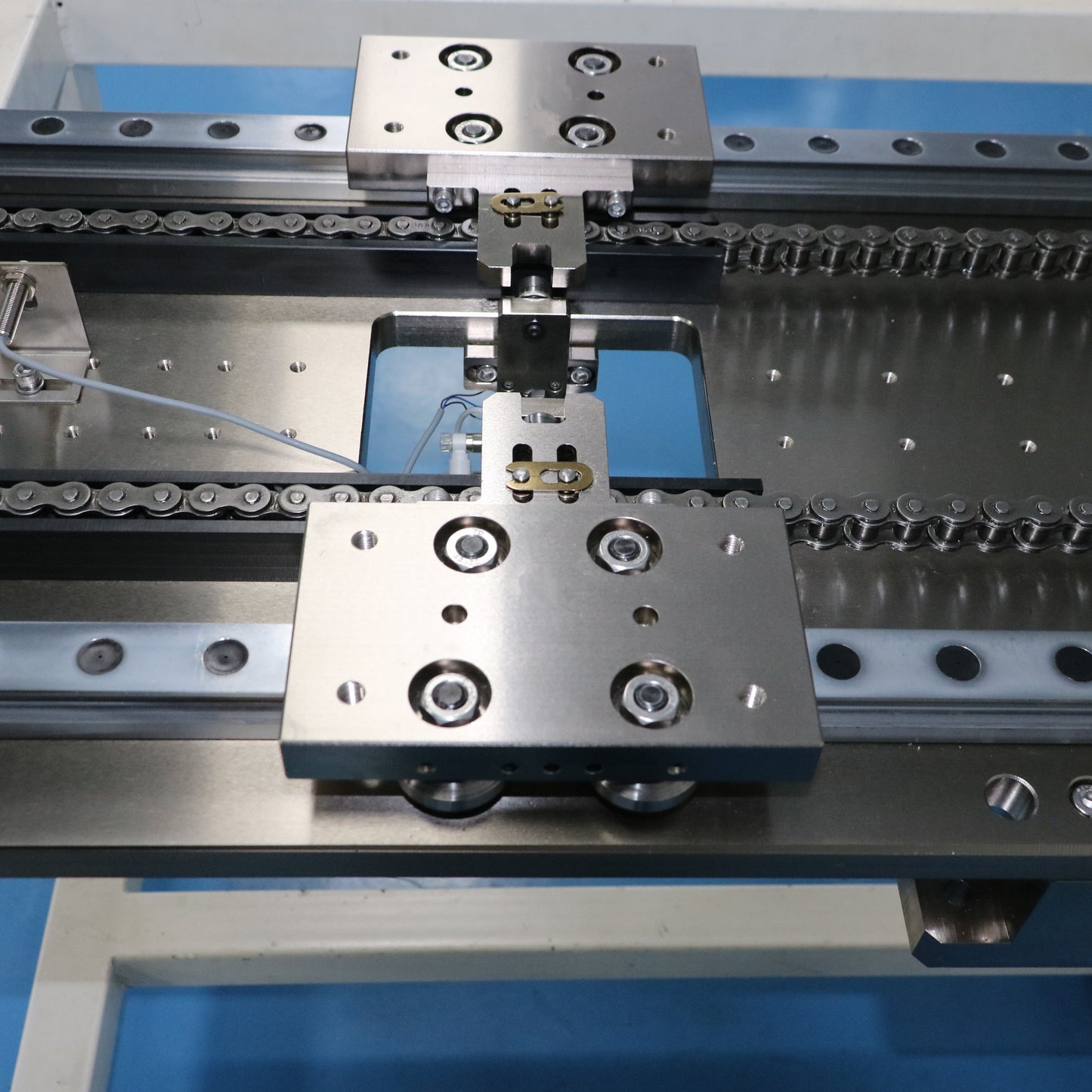 Dual-rail synchronous linear guide, circular guide rail conveyor line, cable accessory processing production line