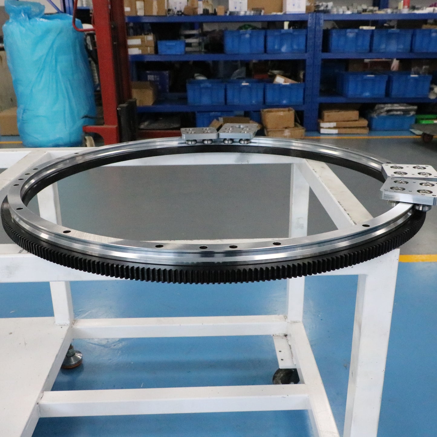 Lateral load-bearing linear guide rails, circular guide rail conveyor lines, and chassis sheet metal assembly production lines.