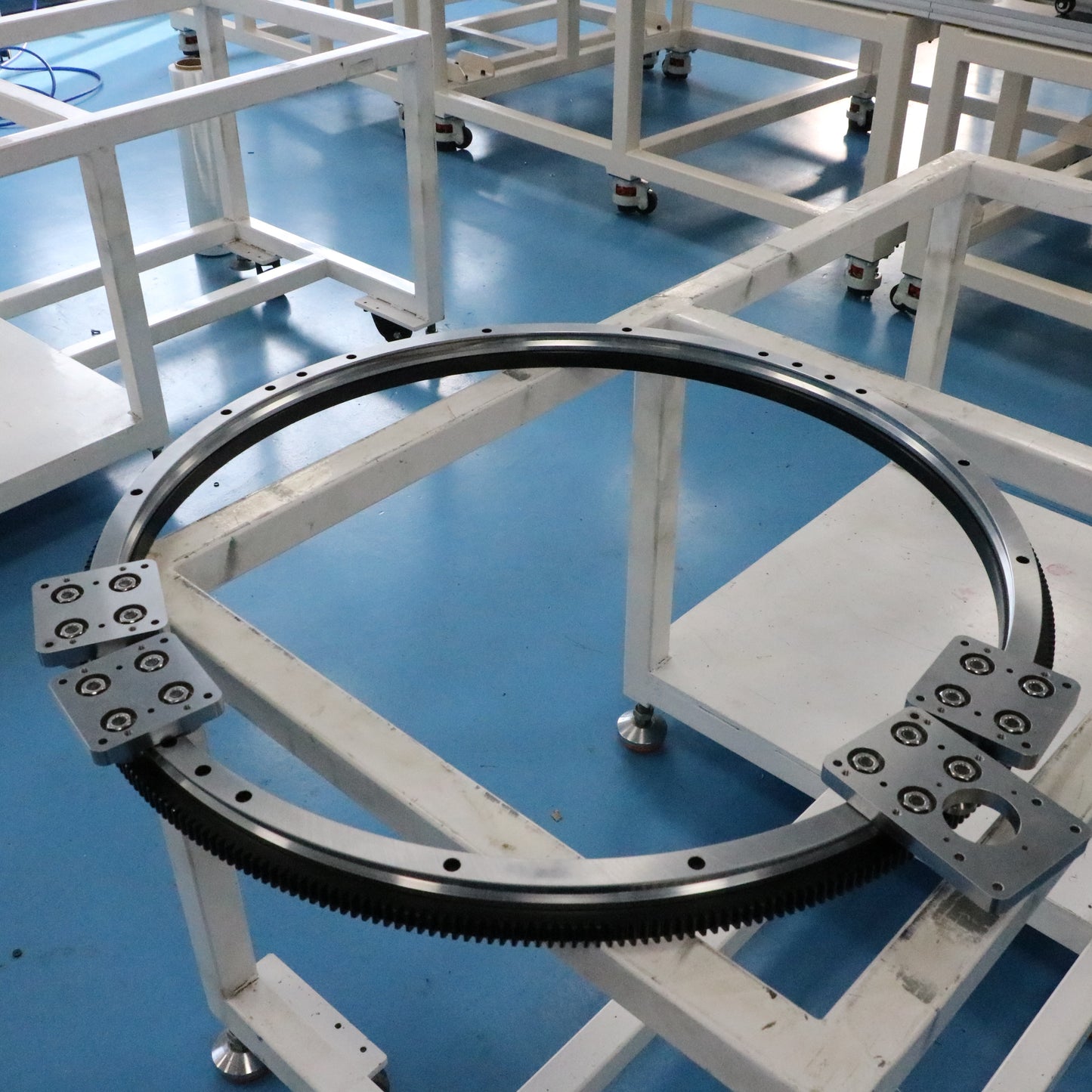 Lateral load-bearing linear guide rails, circular guide rail conveyor lines, and chassis sheet metal assembly production lines.