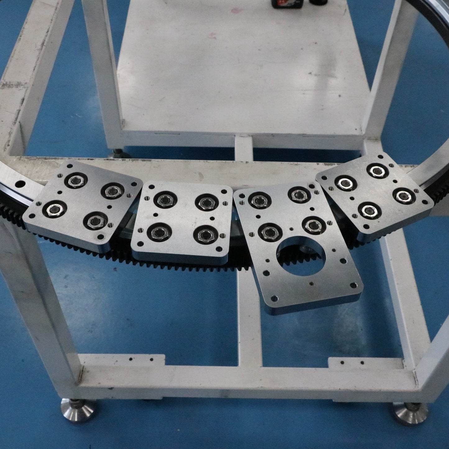 Lateral load-bearing linear guide rails, circular guide rail conveyor lines, and chassis sheet metal assembly production lines.
