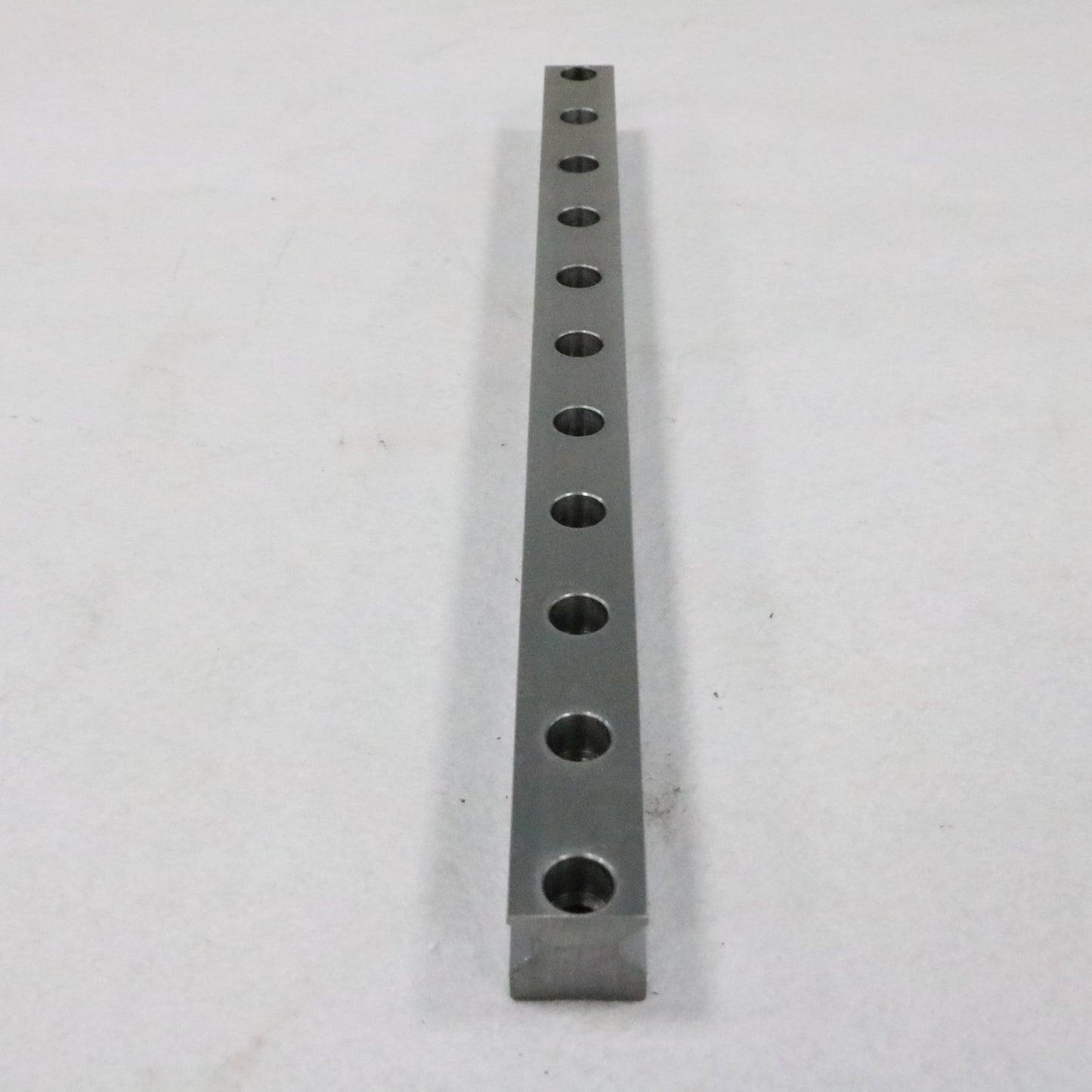 Thickened linear guide rails, circular guide rail conveyor lines, heavy-duty hardware product assembly conveyor lines