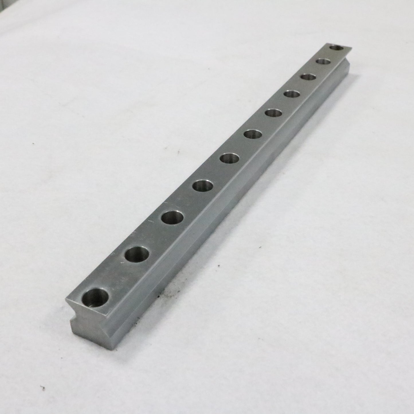 Thickened linear guide rails, circular guide rail conveyor lines, heavy-duty hardware product assembly conveyor lines