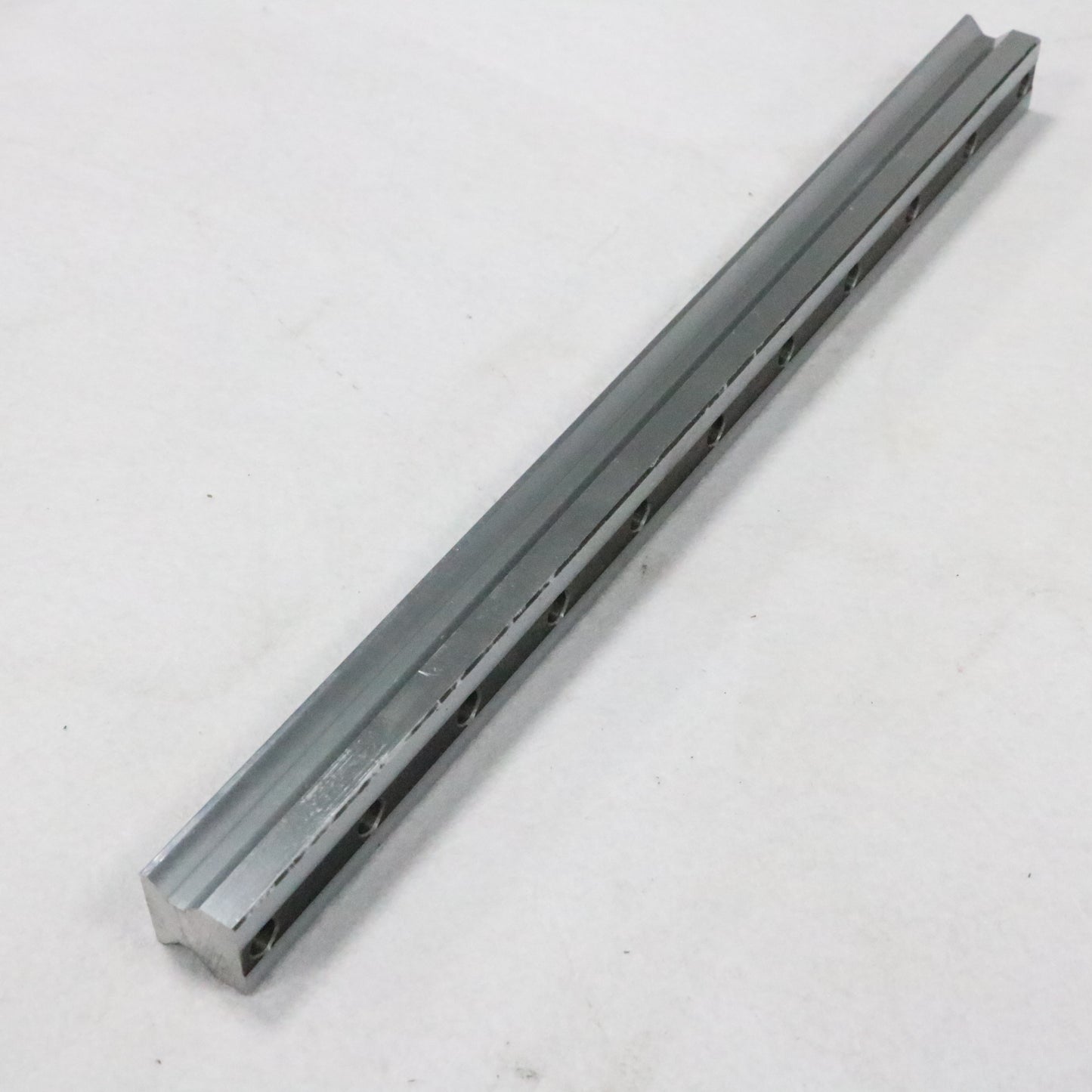 Thickened linear guide rails, circular guide rail conveyor lines, heavy-duty hardware product assembly conveyor lines