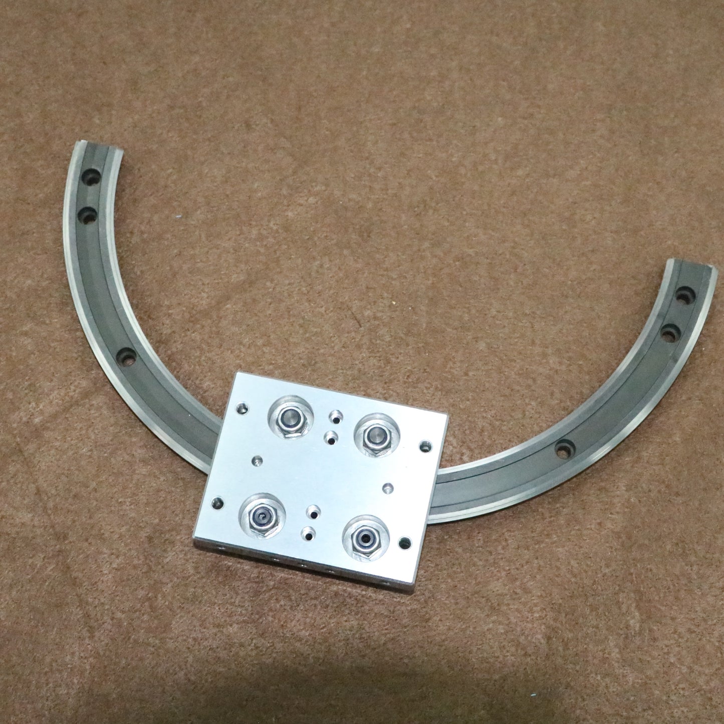 Narrow space adaptable linear guide rails, circular guide rail conveyor lines, automotive parts assembly lines