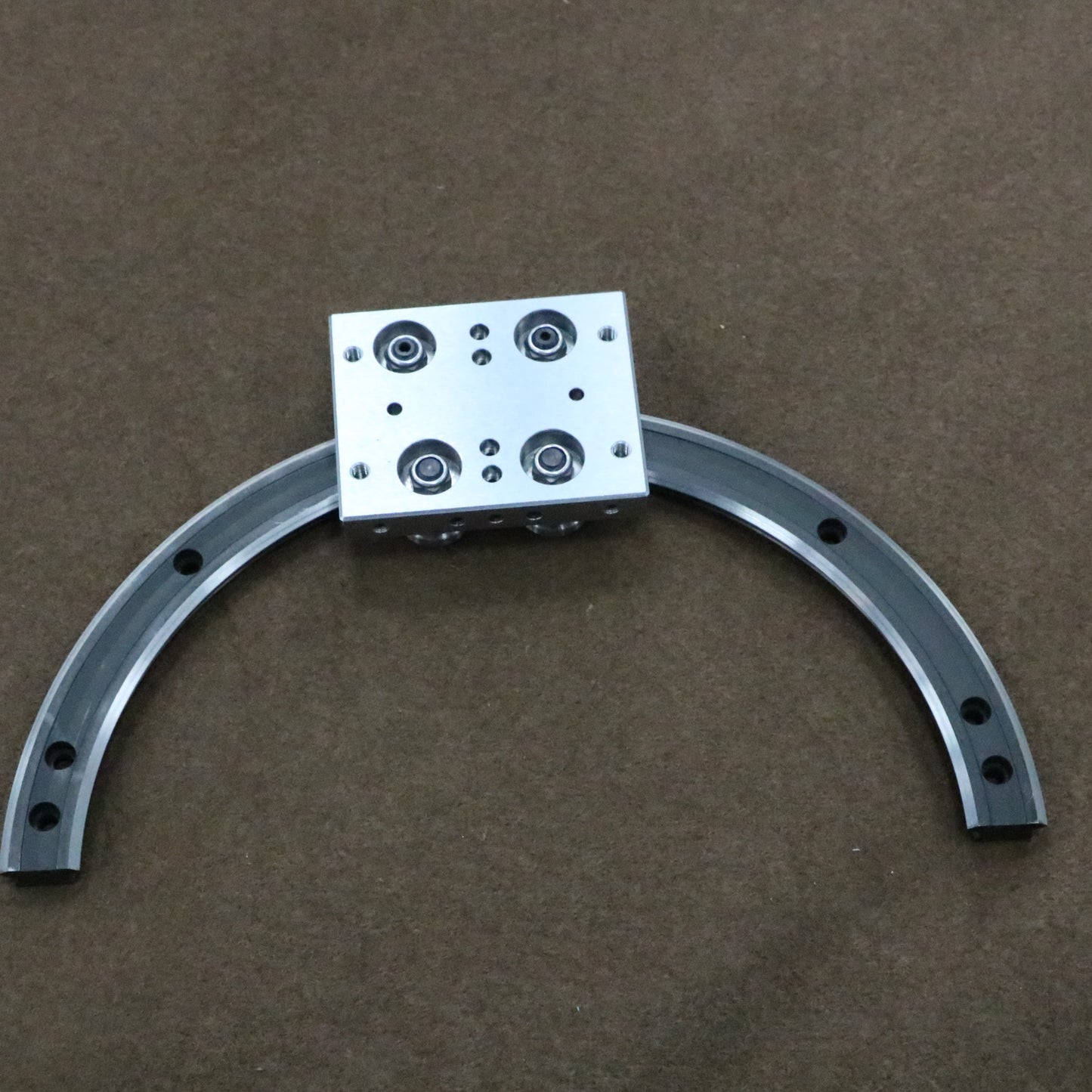 Narrow space adaptable linear guide rails, circular guide rail conveyor lines, automotive parts assembly lines