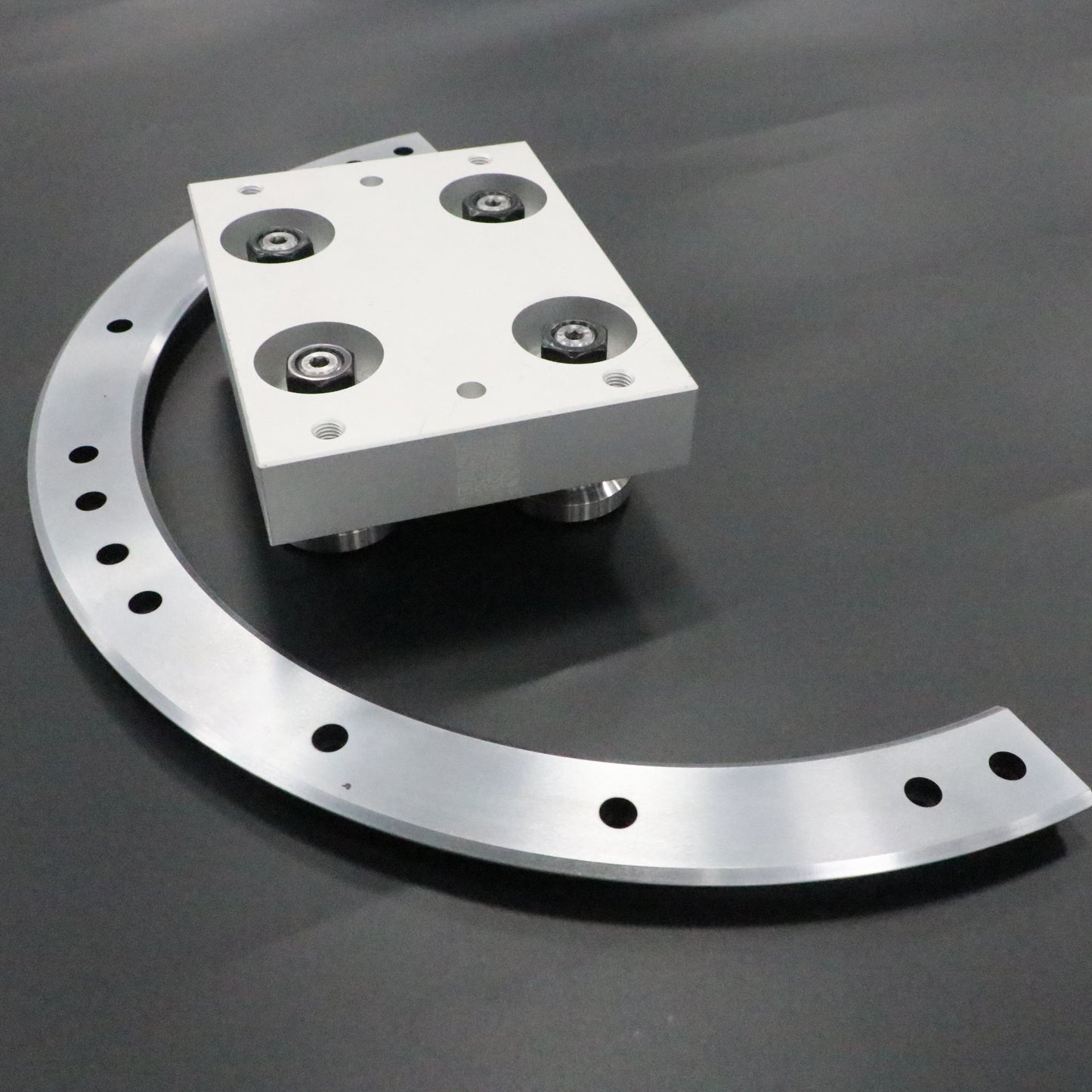 Lightweight and easy-to-assemble linear guide rails, circular guide rail conveyor lines, and small-scale automated inspection production lines.