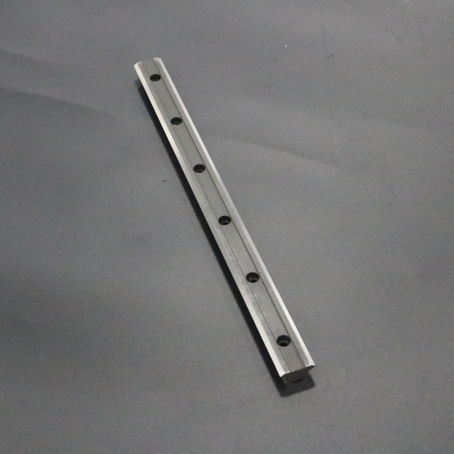 Vibration-damping and noise-reducing linear guides, circular guide conveyor lines, and office digital product assembly lines.