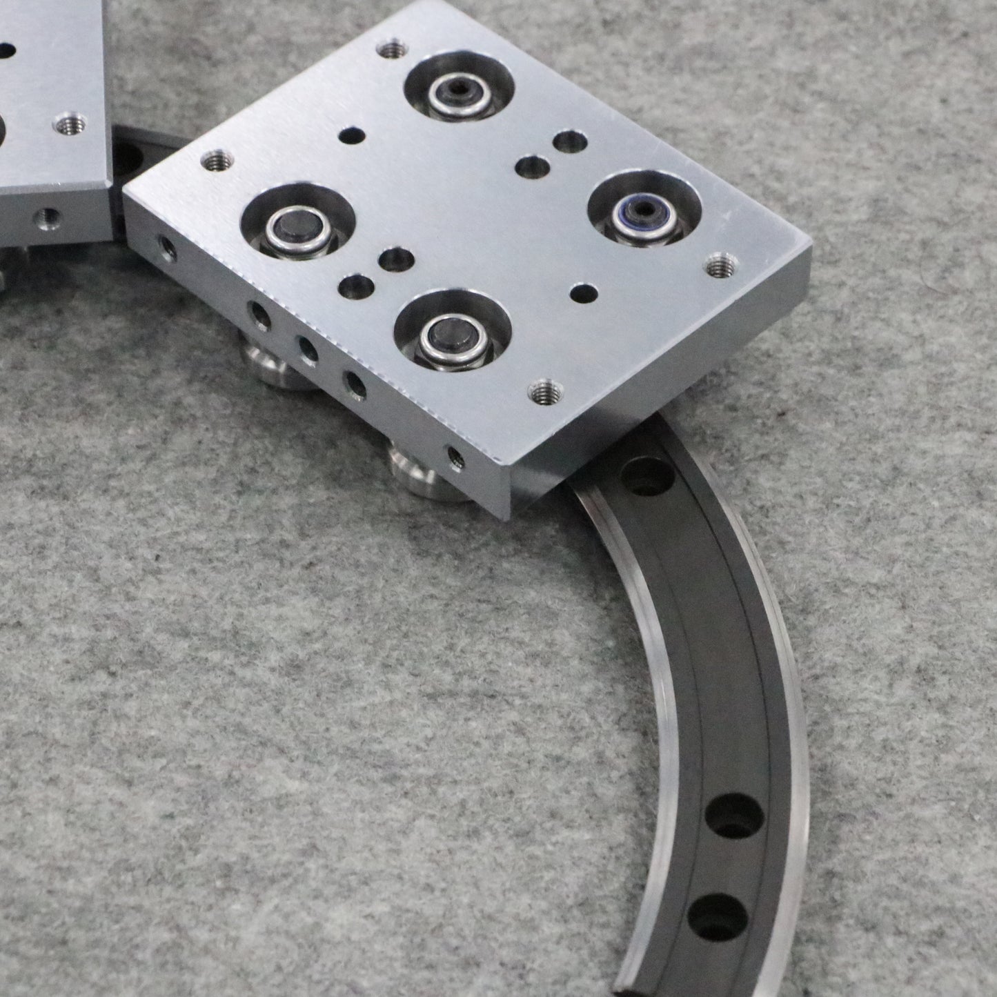 Low-temperature antifreeze linear guide rails, circular guide rail conveyor lines, cold storage equipment parts assembly lines