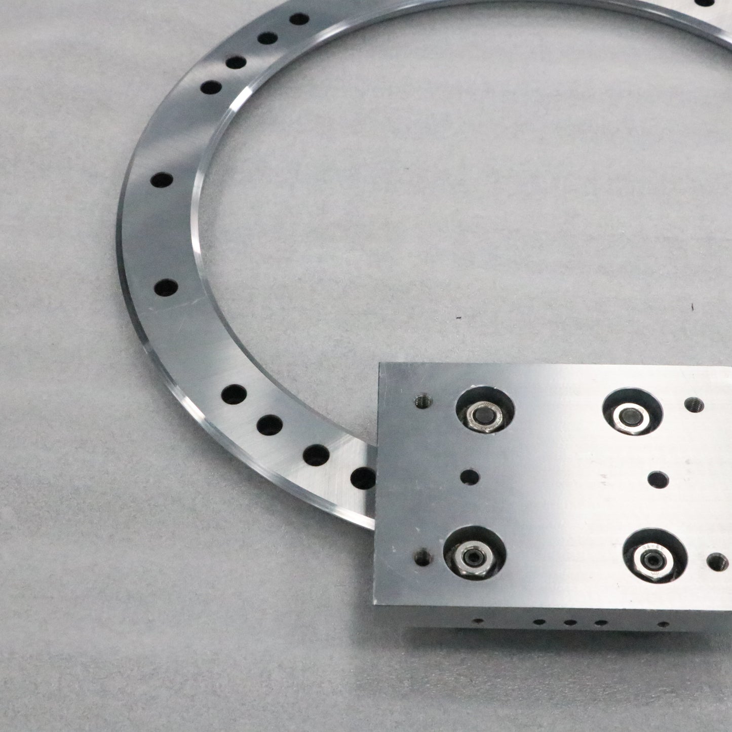 Heavy-duty long-stroke linear guides, circular guide conveyor lines, and large sheet metal parts conveyor lines.