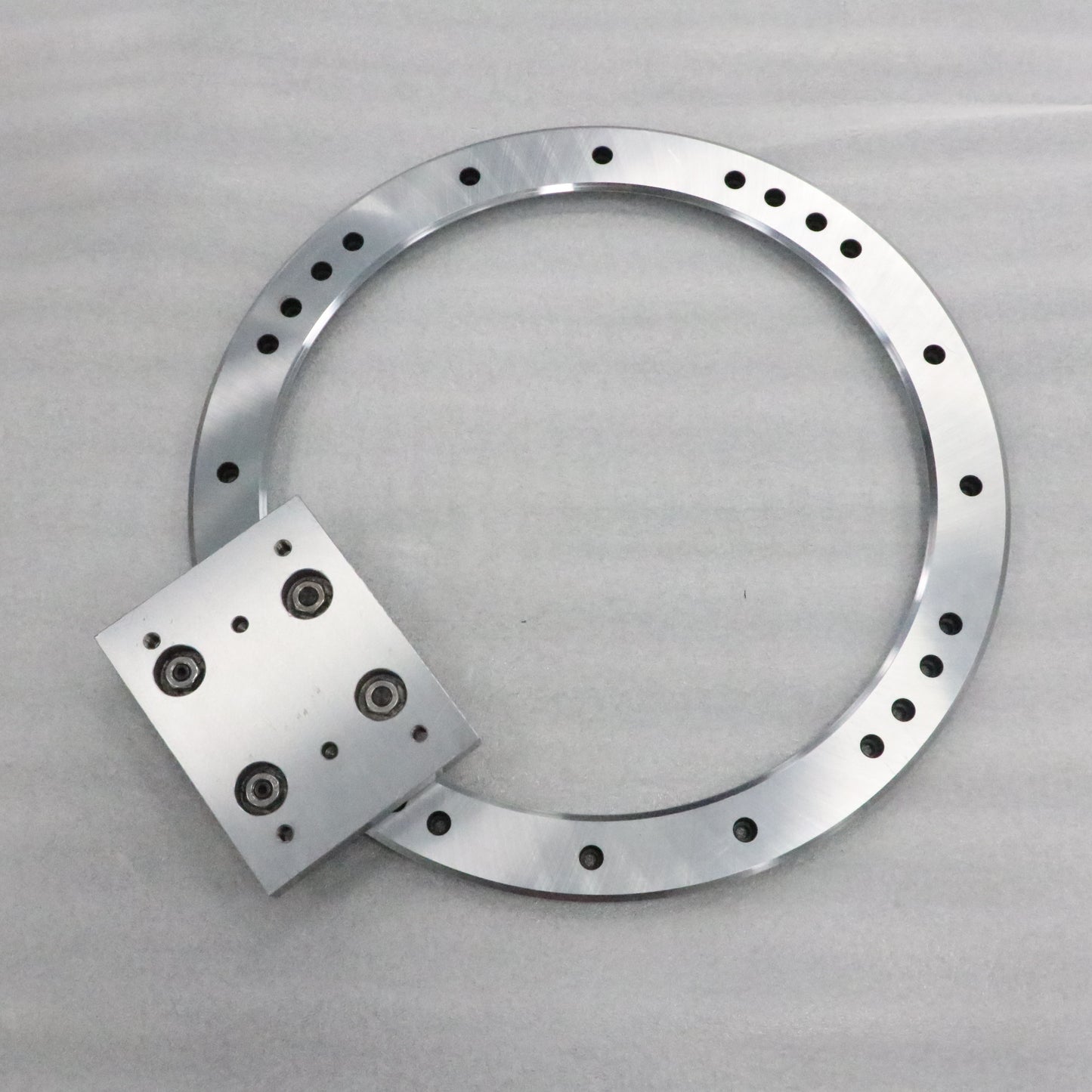 Heavy-duty long-stroke linear guides, circular guide conveyor lines, and large sheet metal parts conveyor lines.