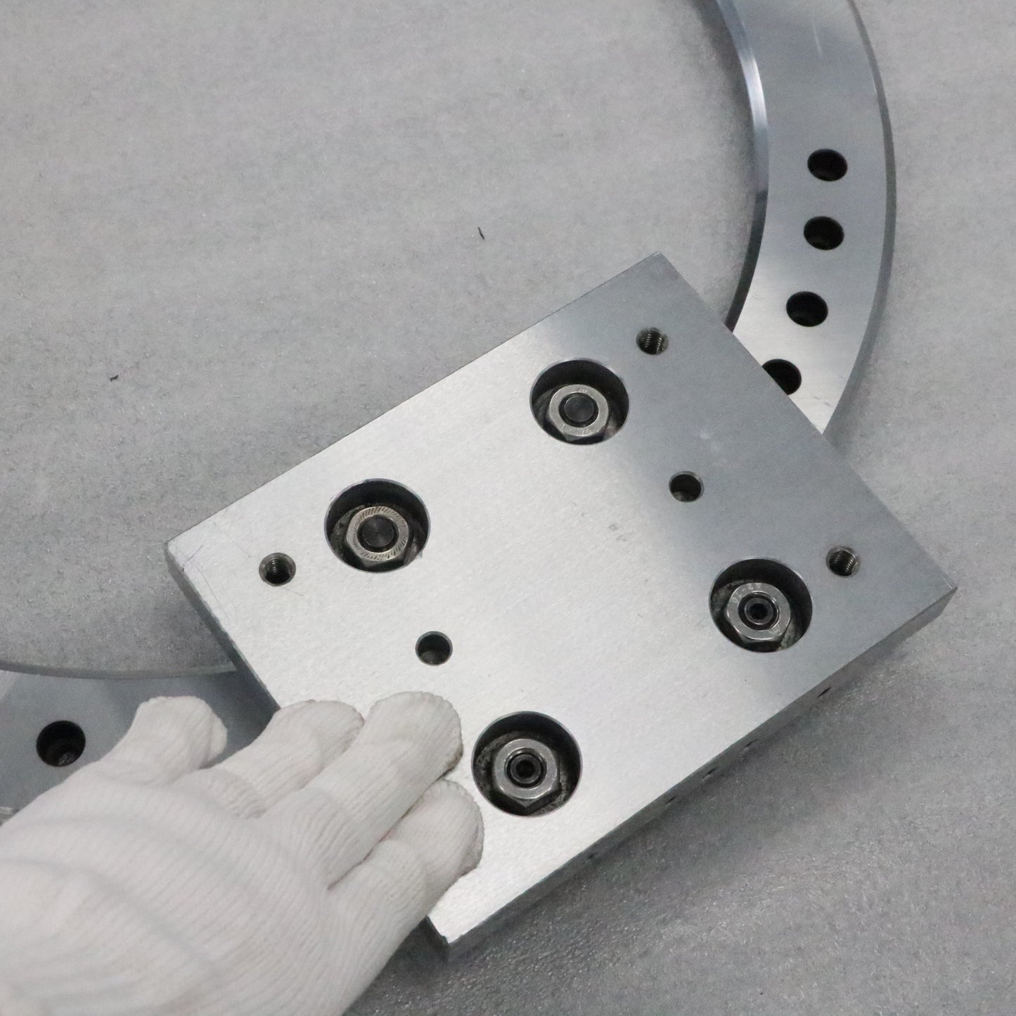 Heavy-duty long-stroke linear guides, circular guide conveyor lines, and large sheet metal parts conveyor lines.