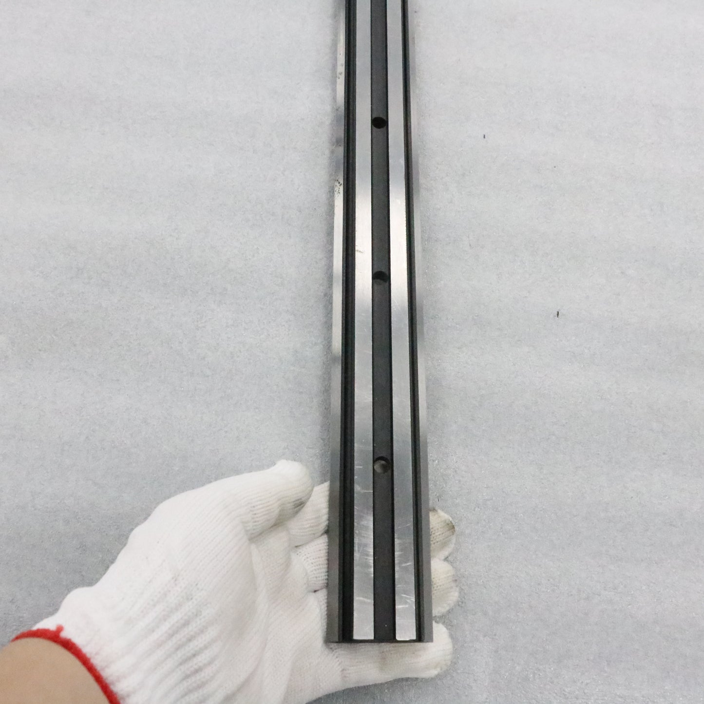 Polished smooth linear guide rails, circular guide rail conveyor lines, and beauty device accessory assembly lines.