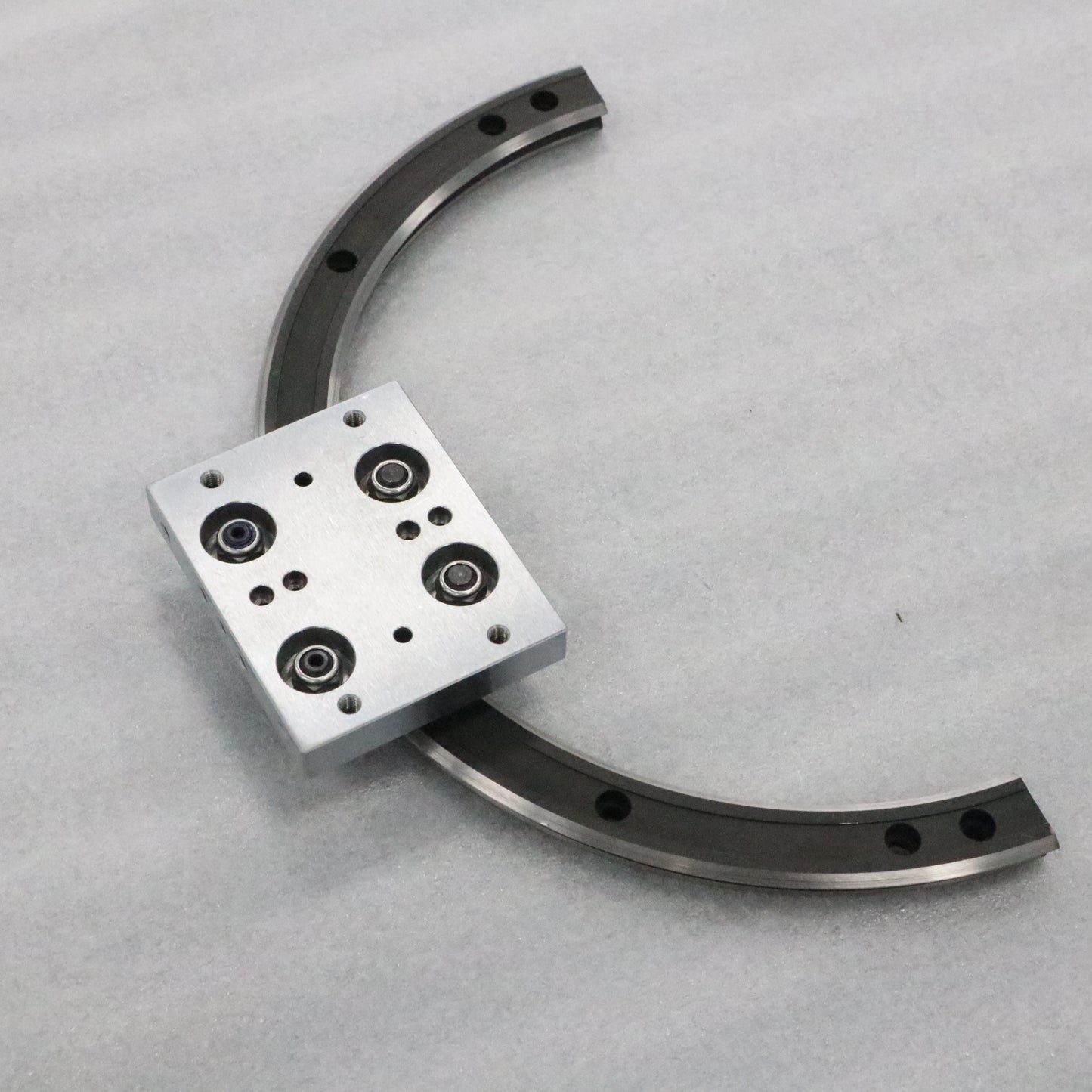 Thickened and reinforced linear guide rails, circular guide rail conveyor lines, warehouse hardware turnover conveyor lines